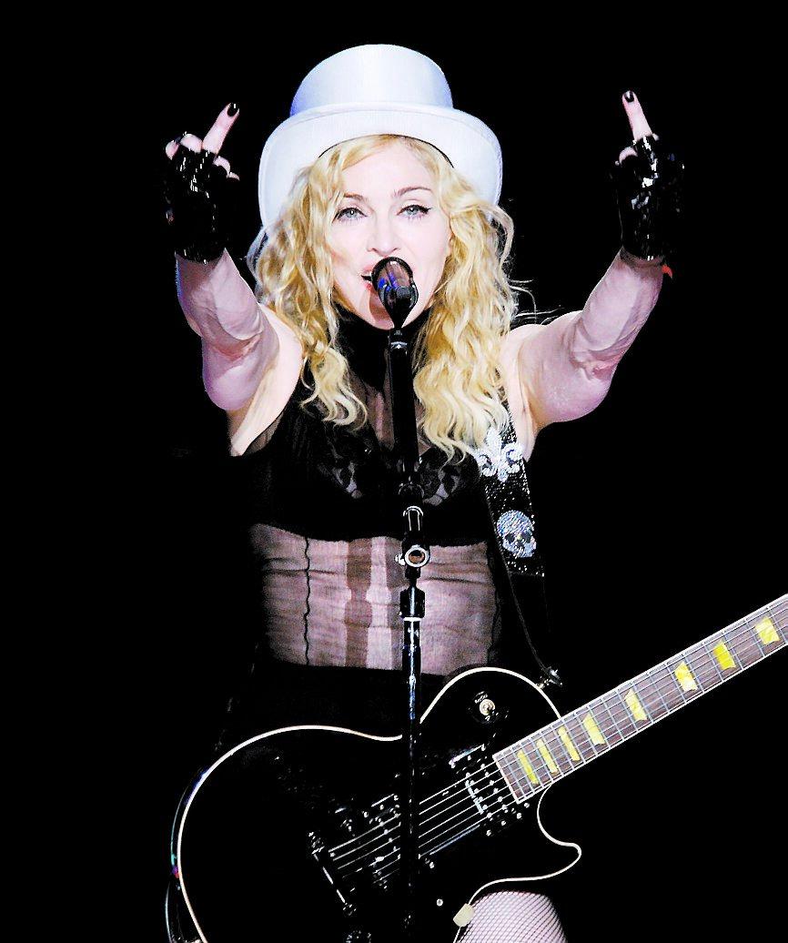 Madonna visar mittenfingrarna.