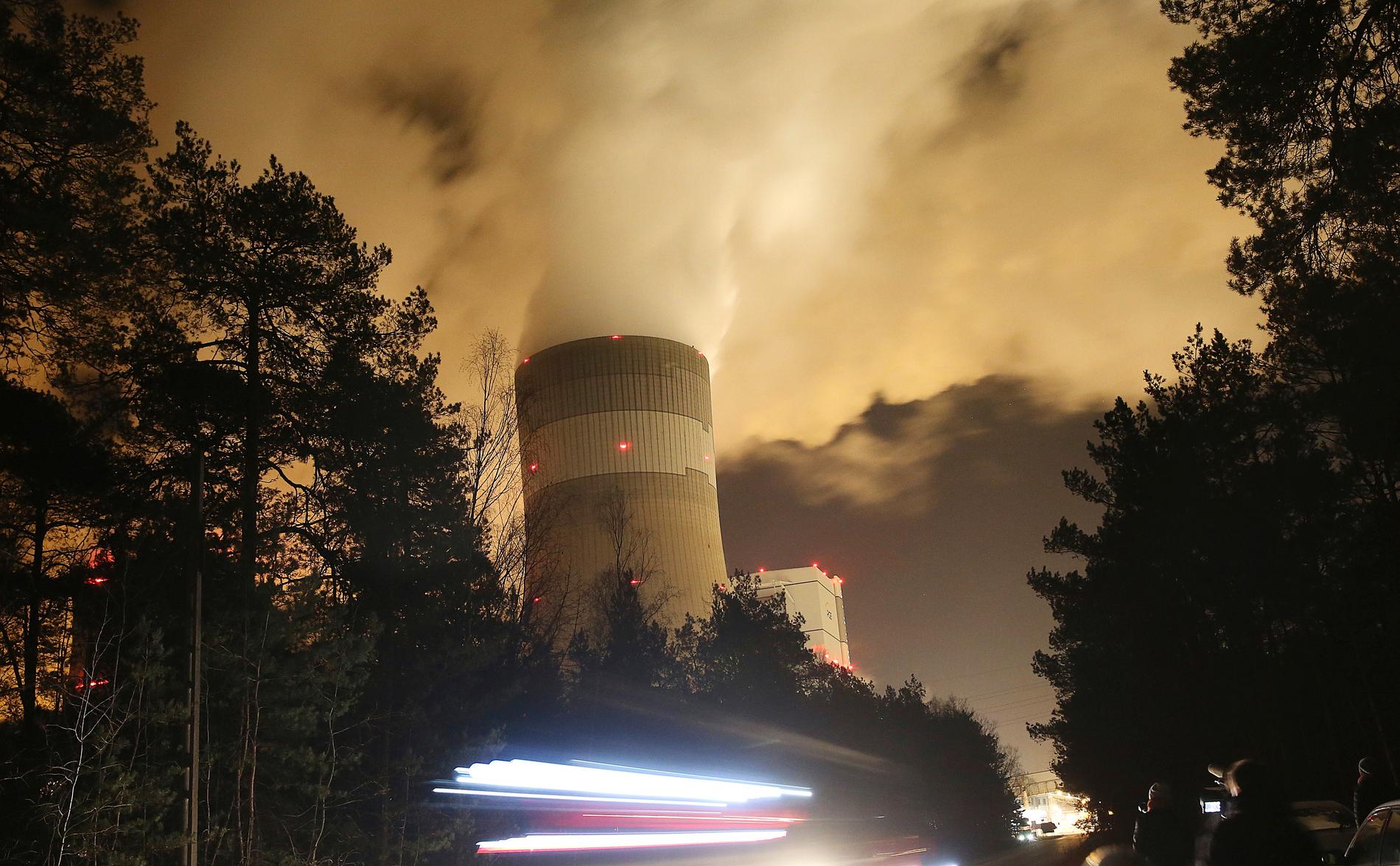 Rökmoln över Europas största brunkolskraftverk i polska Belchatow. Landet står som värd för FN:s klimatmöte som pågår just nu. Arkivbild.