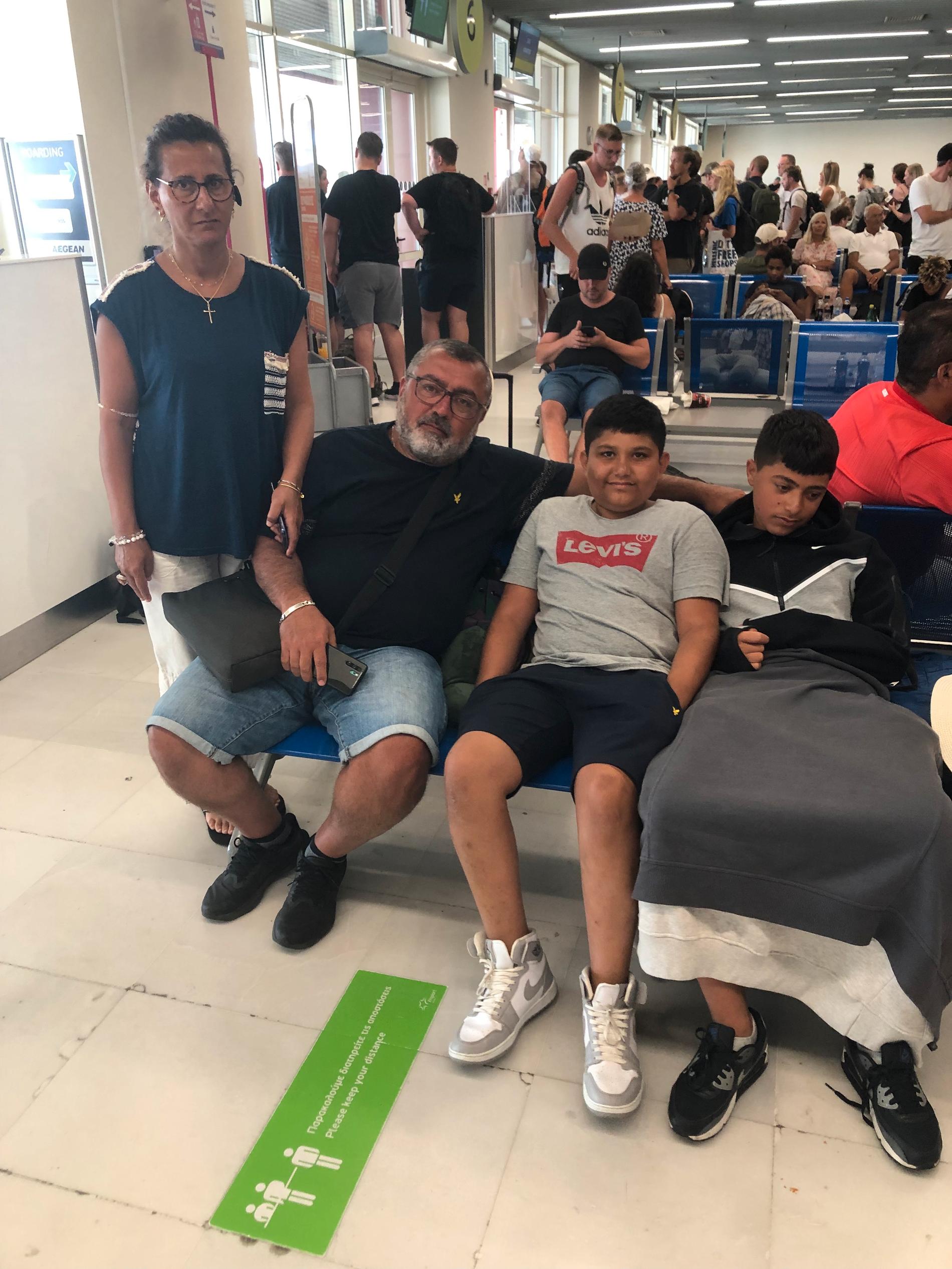 Ibbe Alsaksak och hans familj har suttit fast på flygplatsen på Kreta i 19 timmar. 