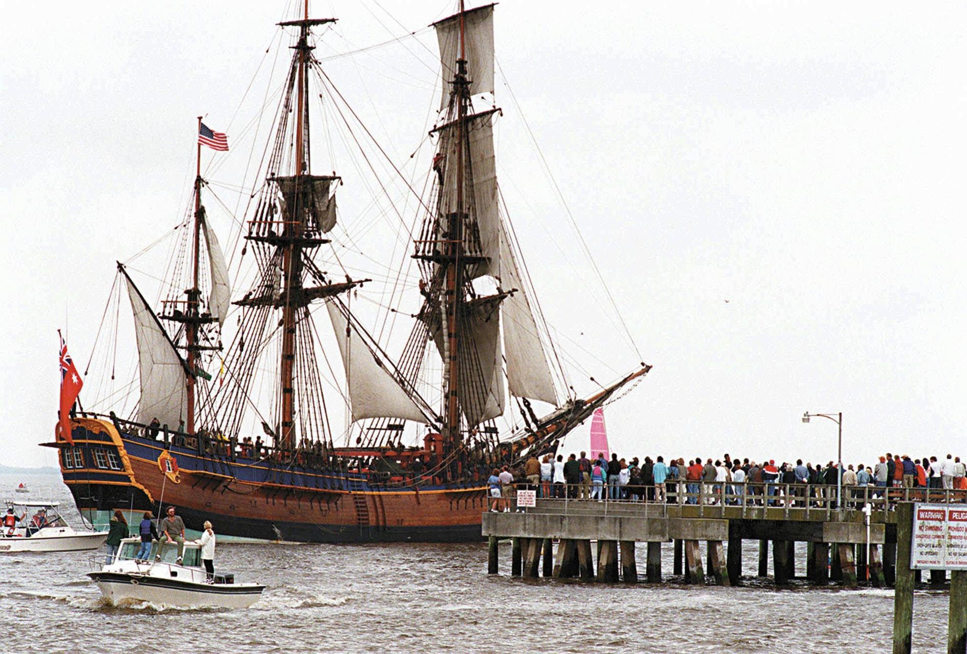 Åskådare betraktar när en replika av 1700-talsskeppet Endeavour anländer vid Neptune Park i Saint Simons Island i Georgia i USA, under en uppvisning i mars 1998.