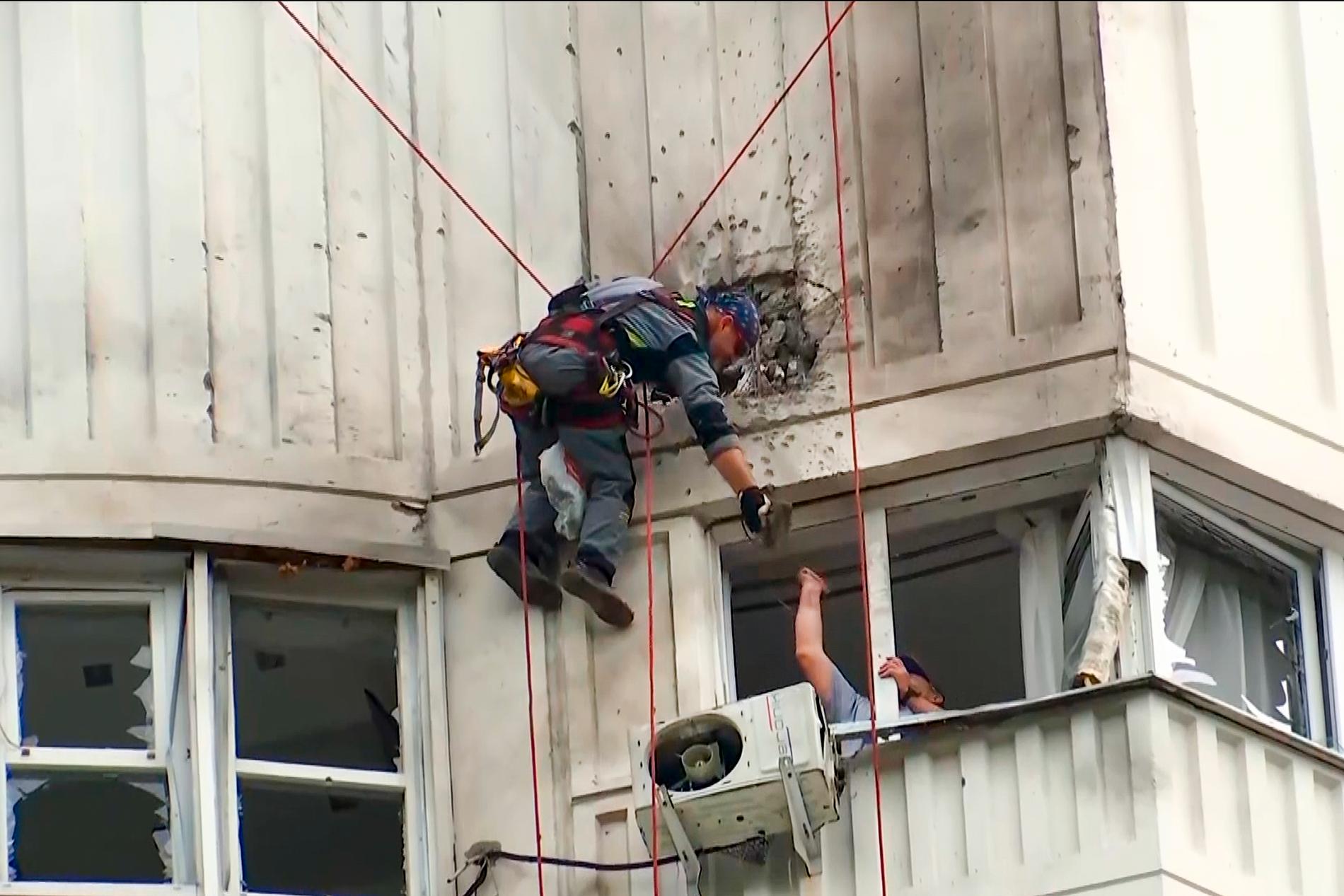 Skador efter en drönarattack som nyligen inträffade i Moskva-omårdet.