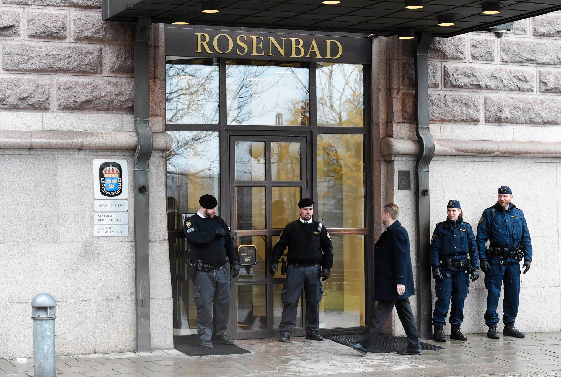 Väktare och polis utanför Rosenbad.