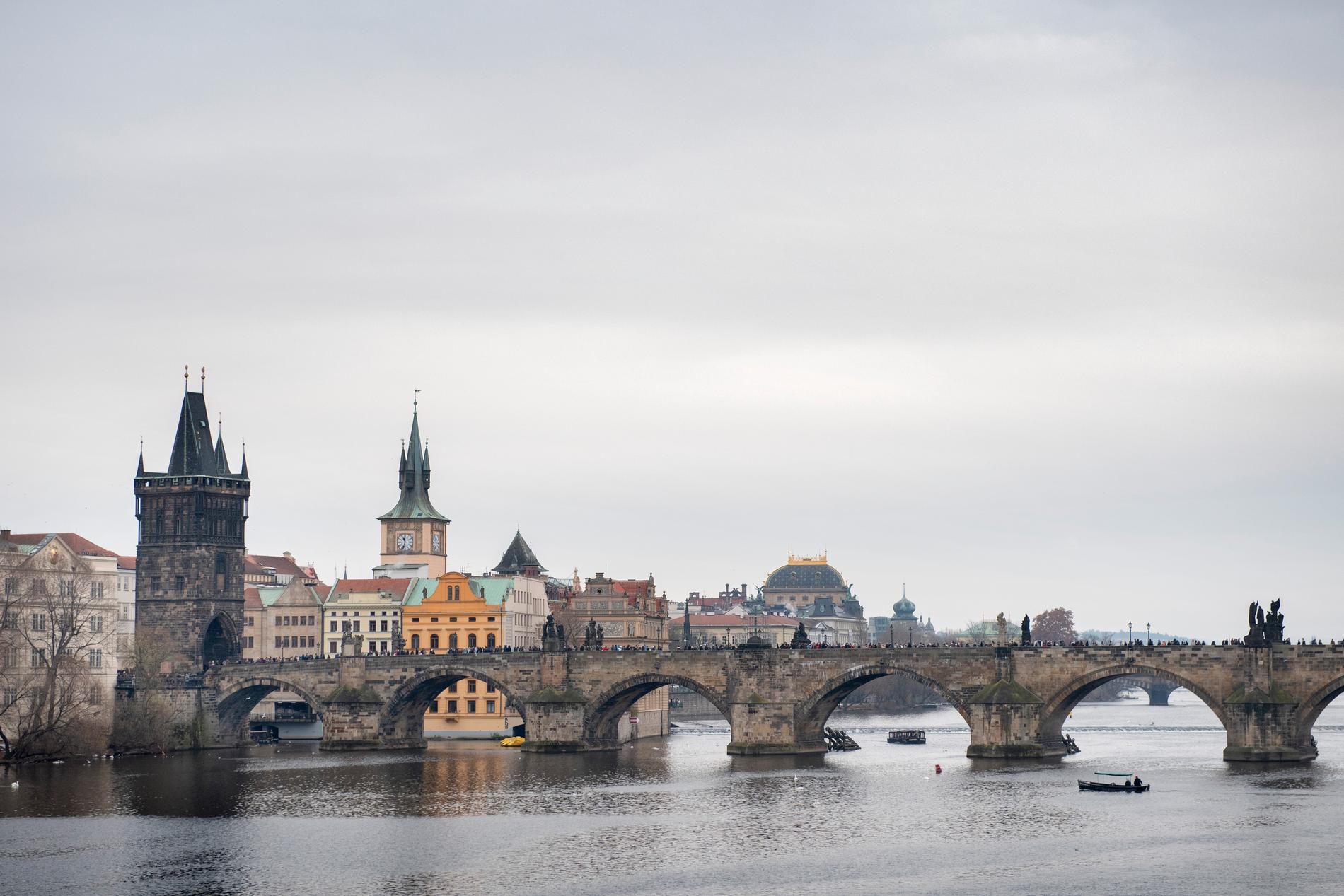 Floden Moldau flyter under Karlsbron i Prag, huvudstad i Tjeckien.
