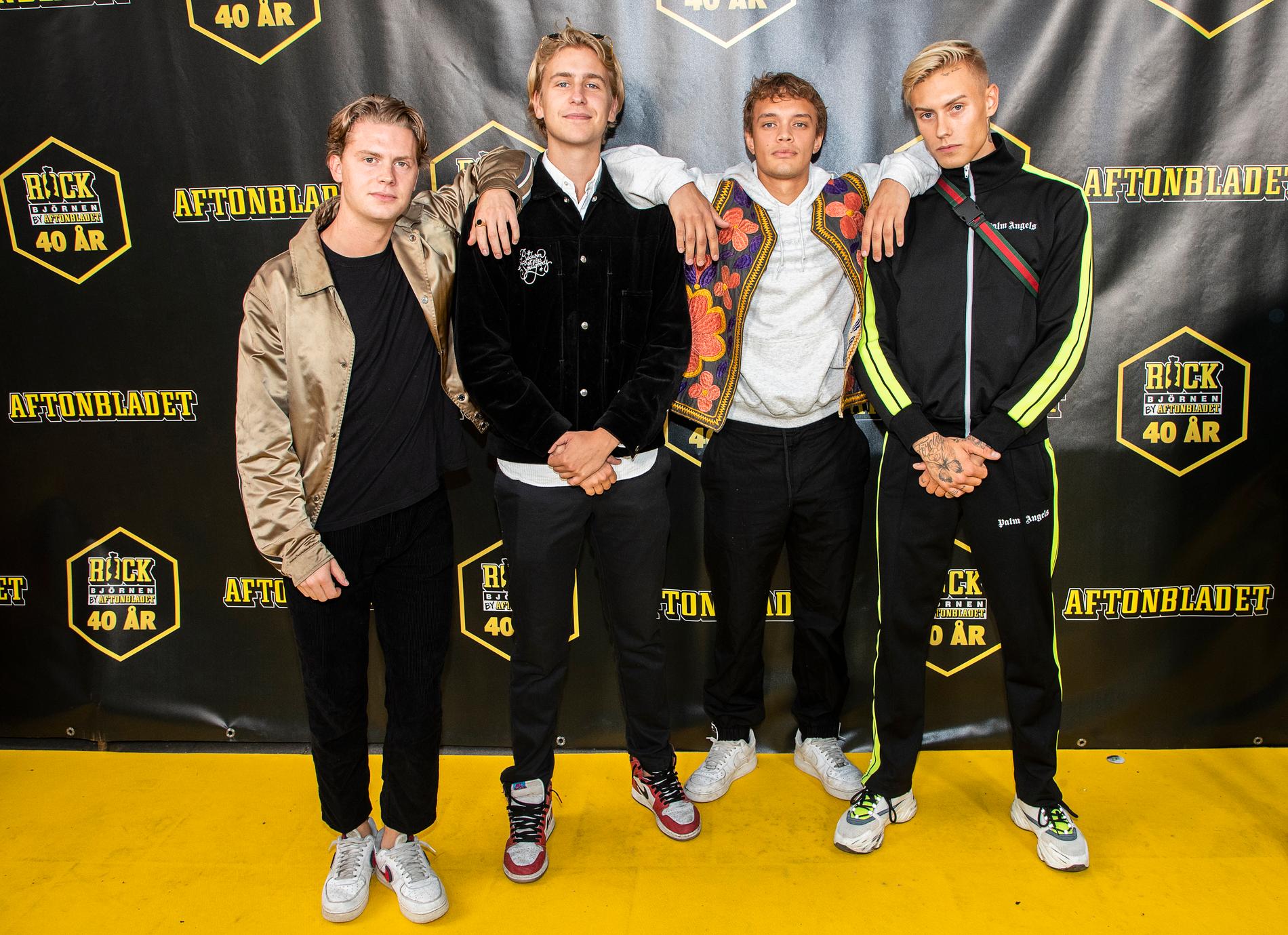 Axel Liljefors Jansson (längst till vänster) med de övriga Hov1-medlemmarna Noel Flike, Ludwig Kronstrand och Dante Lindhe. 