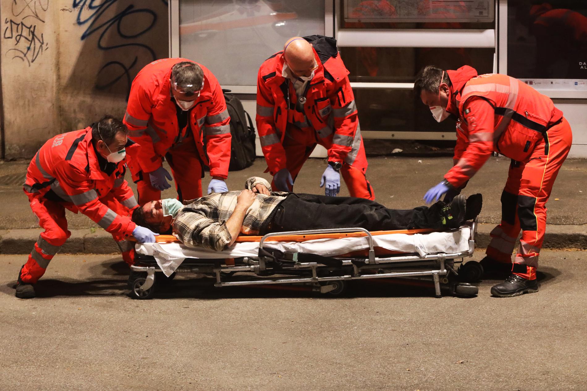 ROM, ITALIEN En medvetslös man som kollapsat på gatan tas om hand av ambulanspersonal i Rom på söndagen.