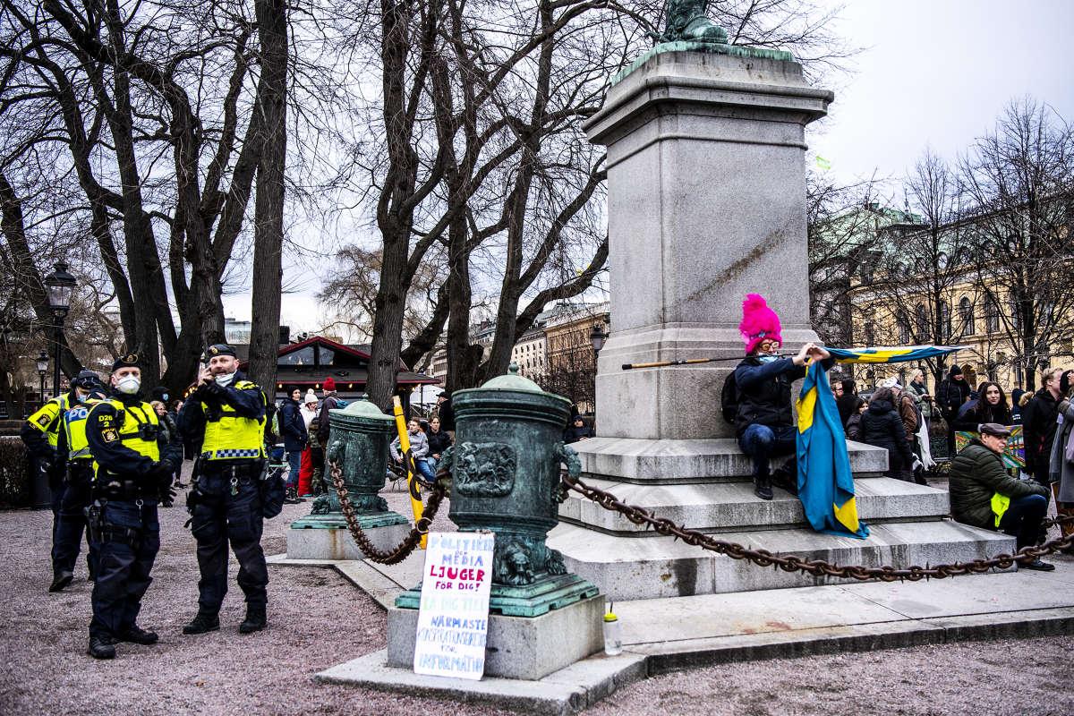 Människor samlades vid statyn av Karl XII i Kungsträdgården.