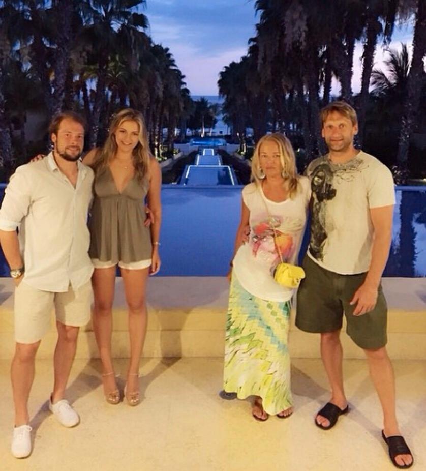 Inte bara träning. Robert och hans amerikanska familj åker även på semester tillsammans. Här med fru Sasha och Nikolai med Vika.