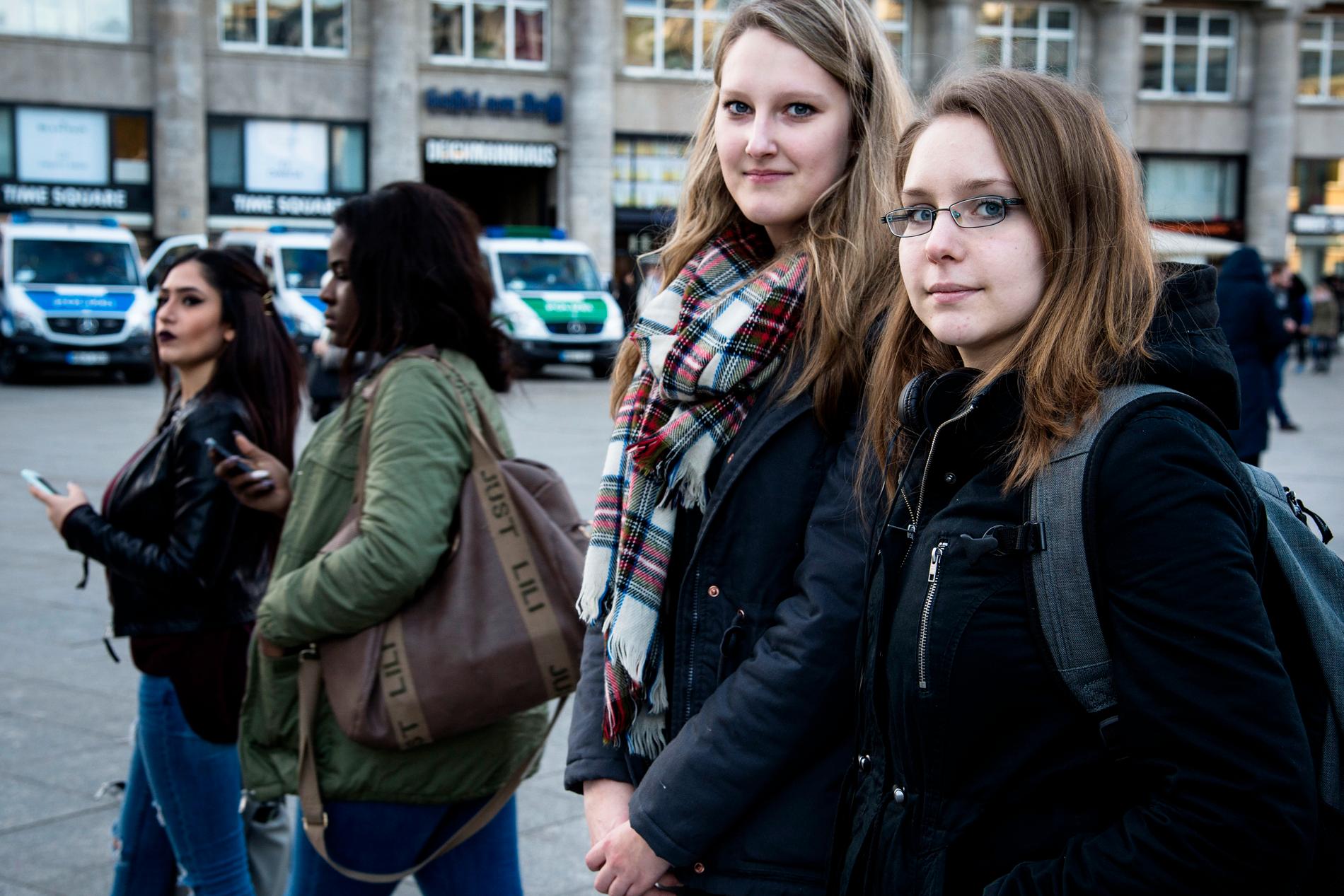 Fransisca Fischer, 17, närmast i bild från höger och lite bakom, vännen Maria Lena, 18.