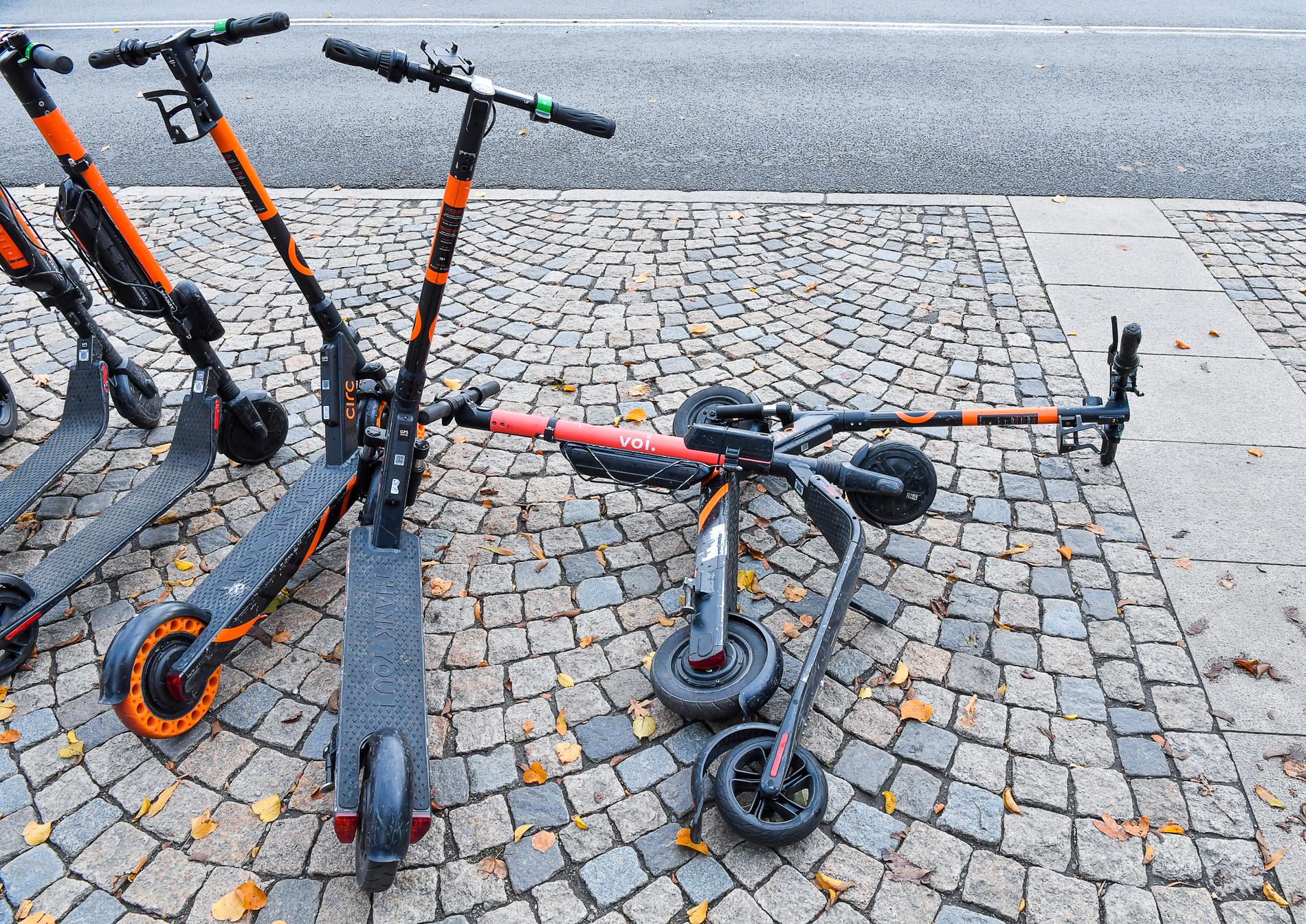 Elsparkcyklar på en trottoar i Stockholm.