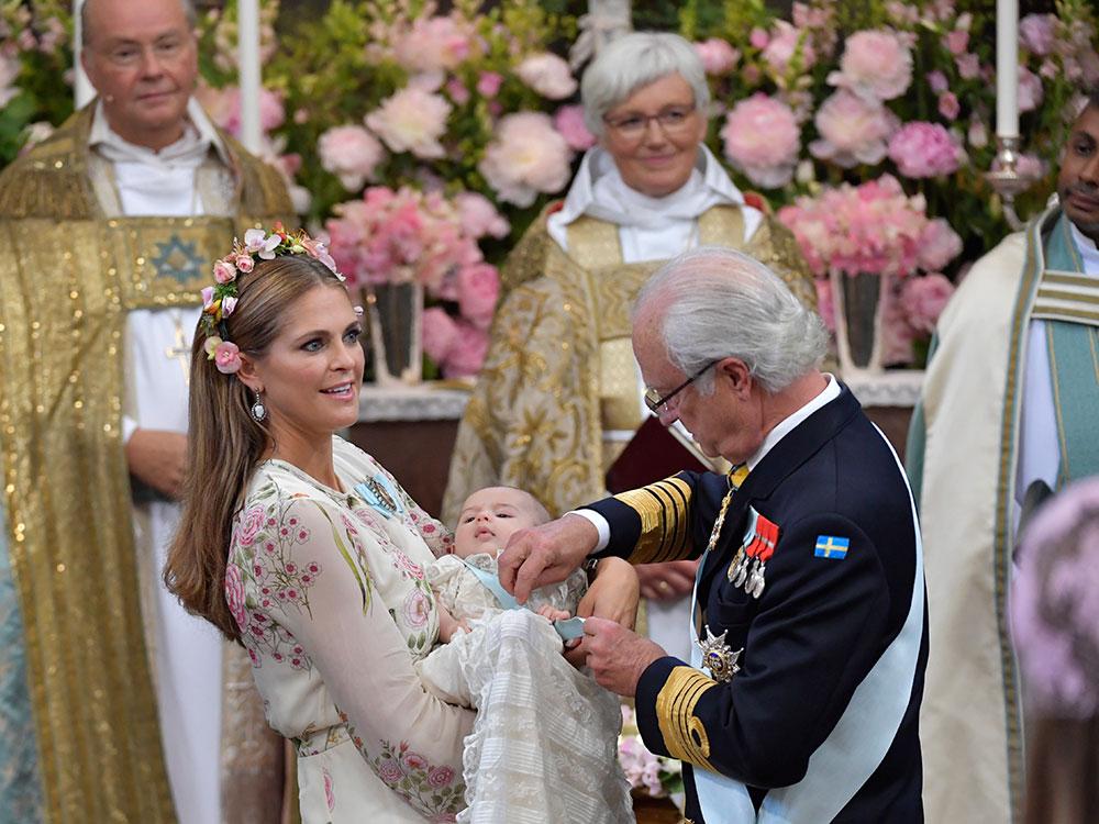 Kungen ger Serafimerorden till prinsessan Adrienne vid hennes dop 2018. Serafimerorden har tidigare bara kunnat tilldelas kungligheter samt utländska statschefer (ofta vid statsbesök) och medborgare. 