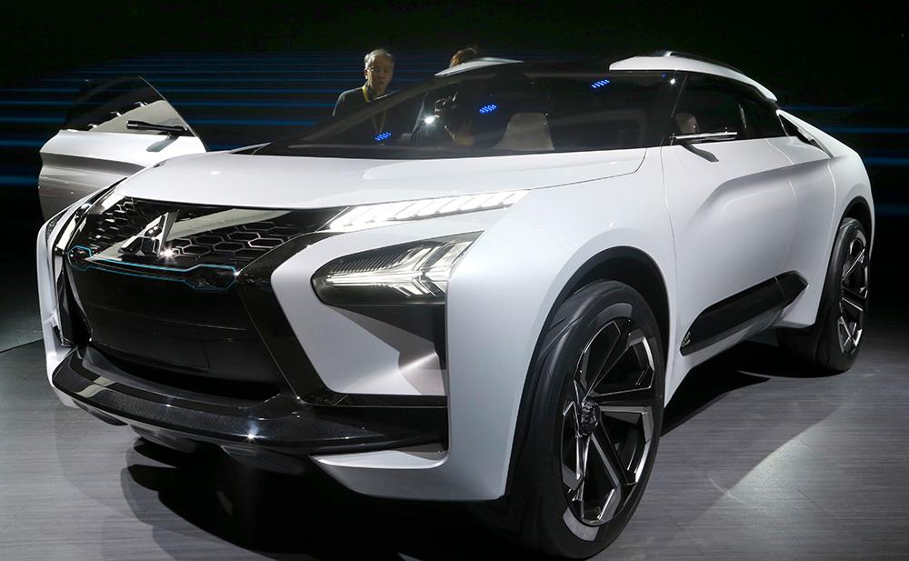 Mitsubishis e-Evolution-koncept är en prototyp som visas upp på bilsalongen i Tokyo. Bilen drivs av tre elmotorer: en på framaxeln och två bak. Fyrhjulsdriven  med aktiv girokontroll som ska fördela kraften mellan bakhjulen och skapa optimal väghållning är tanken.