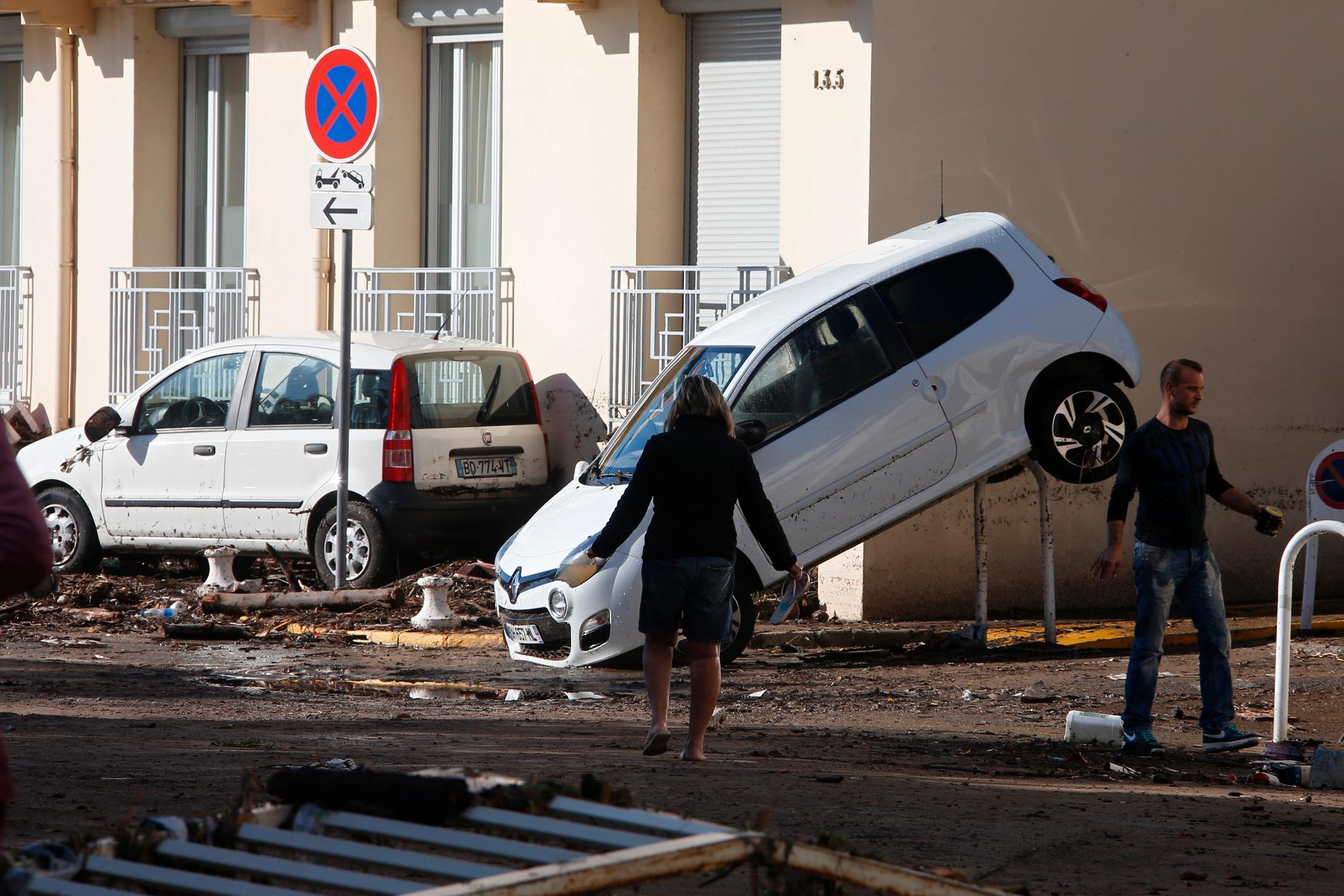 Förstörda bilar i Cannes efter det kraftiga ovädret.