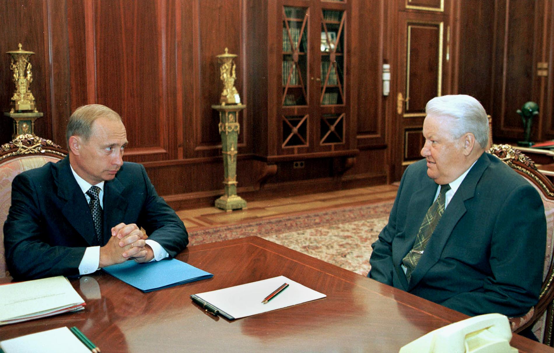 Vladimir Putin och företrädaren Boris Jelstin. 