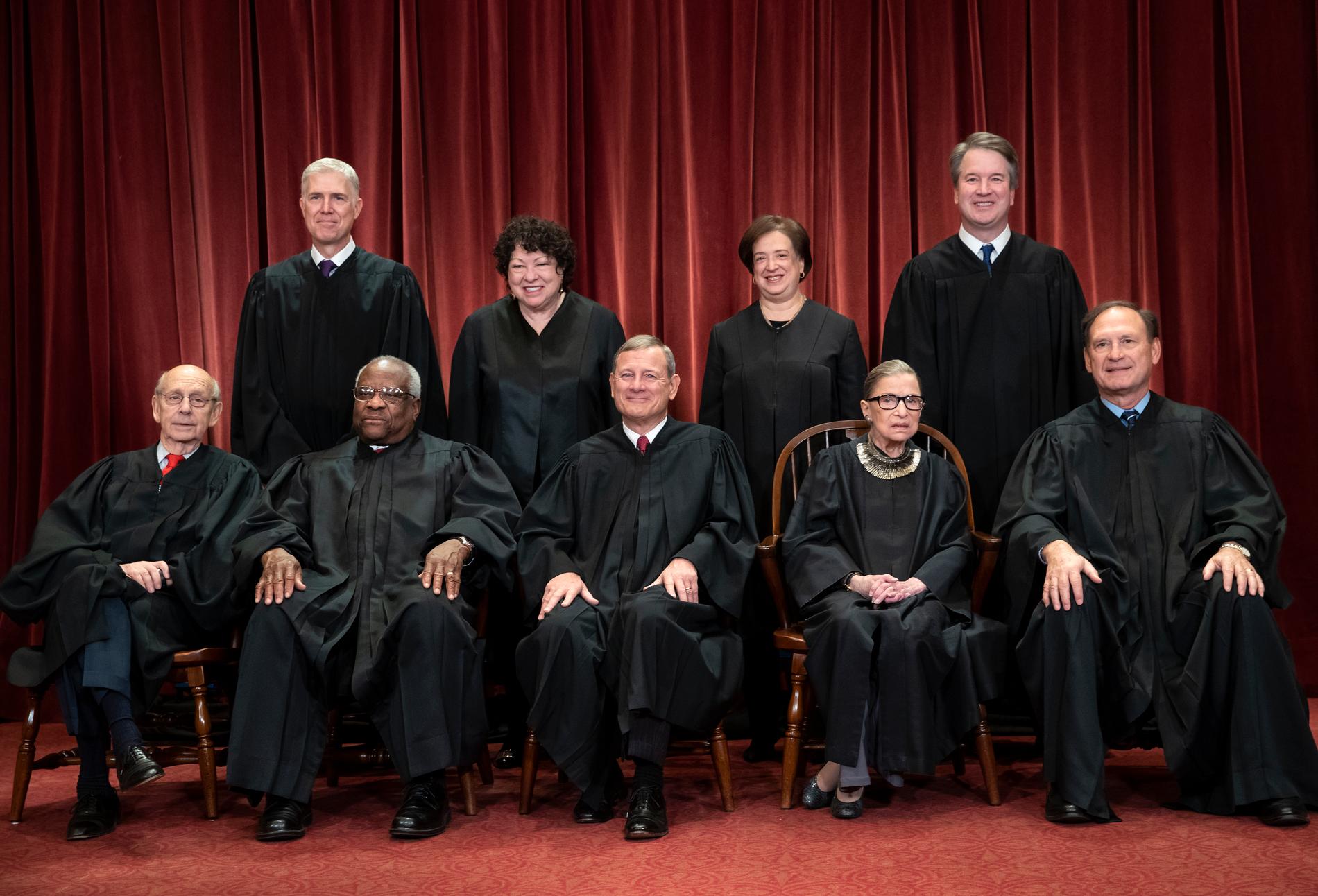 Högsta domstolen i USA. Efter Ruth Bader Ginsburgs bortgång har Trump nominerat Amy Coney Barret som efterträdare. På bilden sitter Ginsburg på nedersta raden, näst längst till höger.