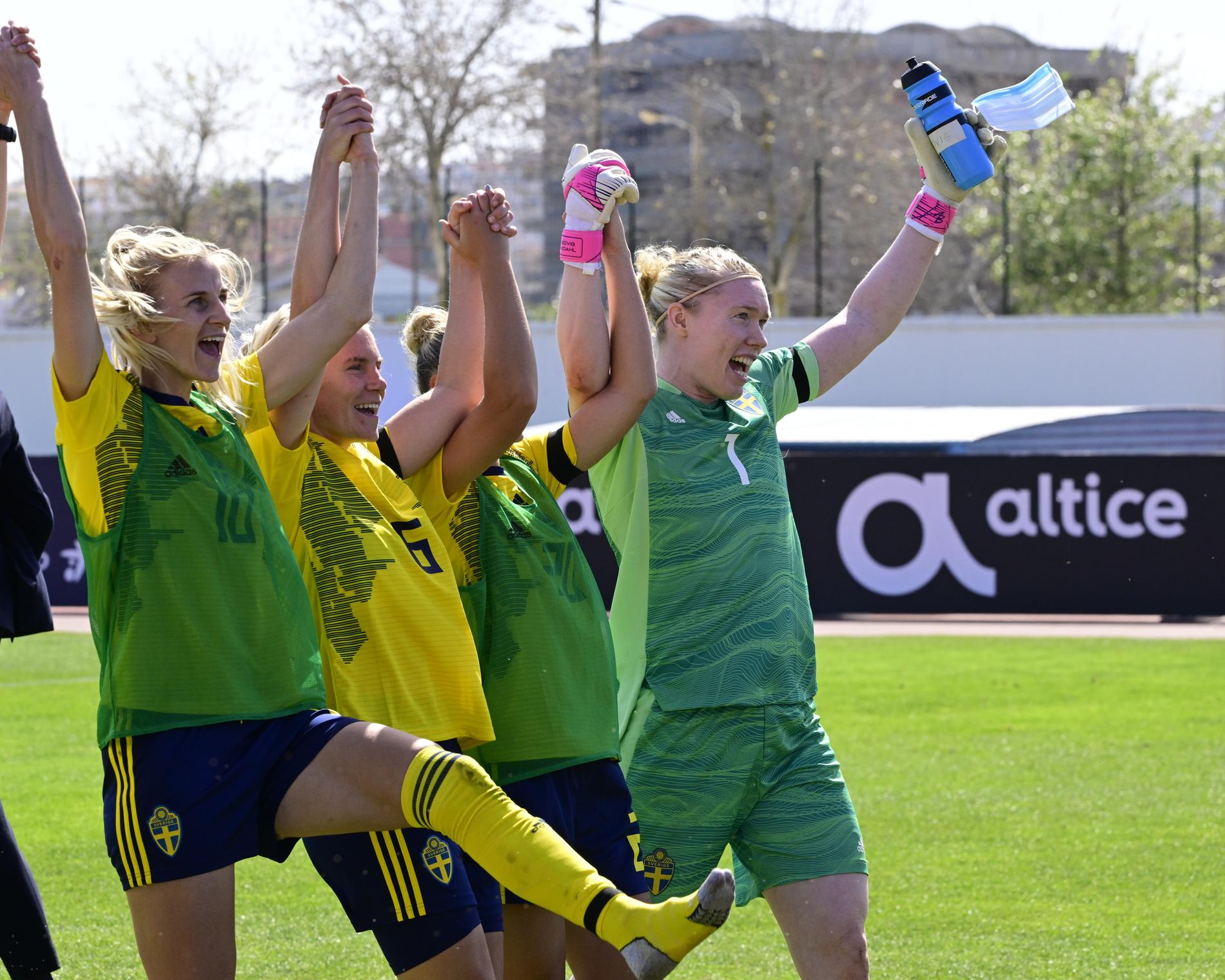 Sveriges målvakt Hedvig Lindahl, längst till höger, jublar tillsammans med de andra svenska spelarna efter straffvinsten i Algarve Cup-finalen.