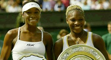 Serena, till höger, vann i går familjen Williams tredje raka singeltitel i Wimbledon. Sedan tidigare har Venus två vinster. I morgon övertar lillasyster Serena också platsen som nummer ett på rankingen.