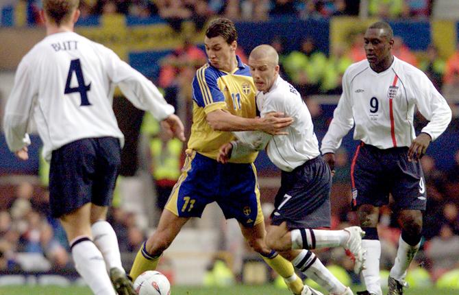 Zlatan var nu given i A-landslaget. Här brottas han med Beckham i en landskamp mot England i november 2001. Butt och Heskey tittar på.
