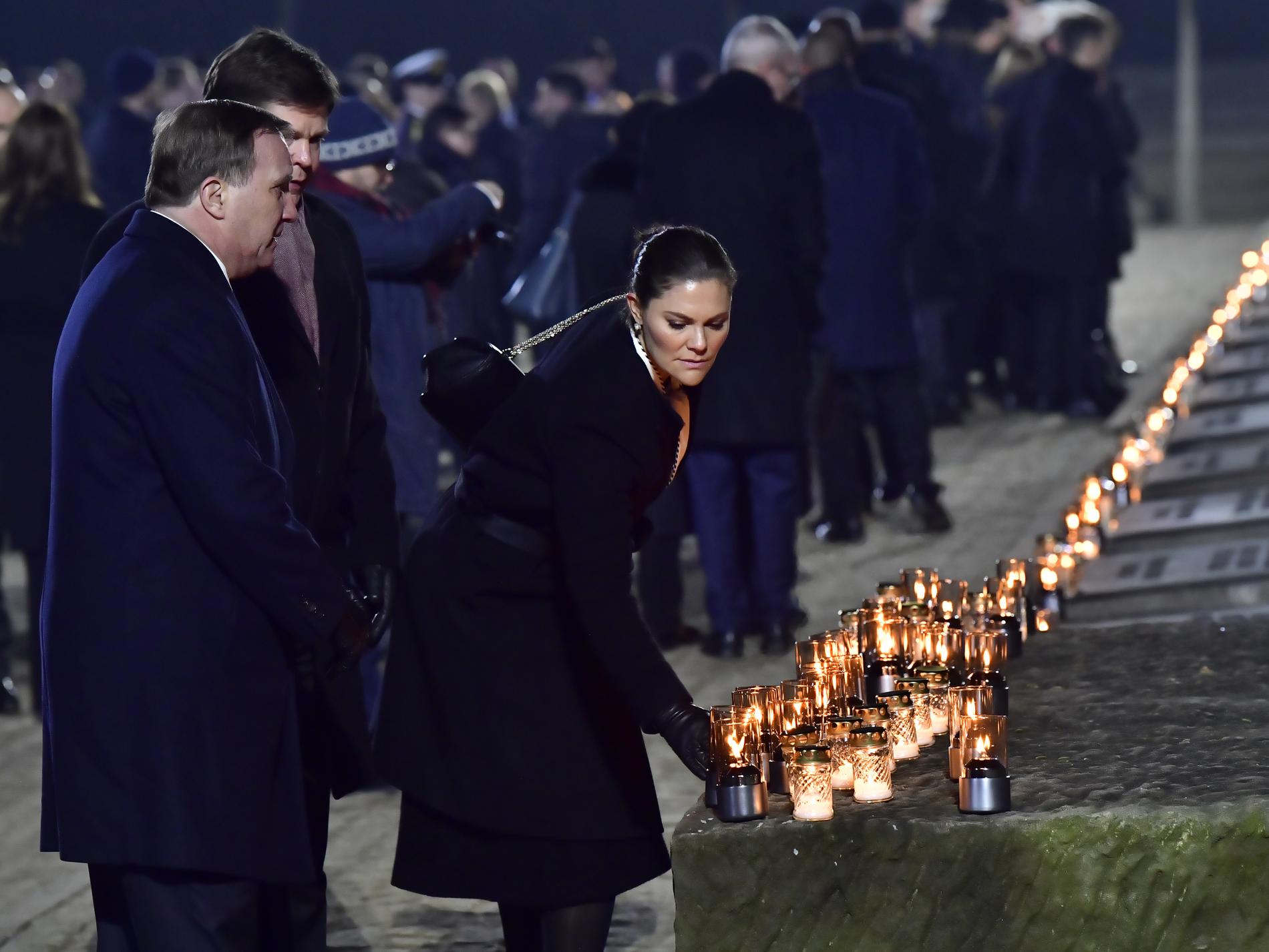 Statsminister Stefan Löfven (S), talman Andreas Norlén och kronprinsessan Victoria tänder ljus under en minneshögtid med anledning av 75-årsdagen av koncentrationslägret Auschwitz befrielse.