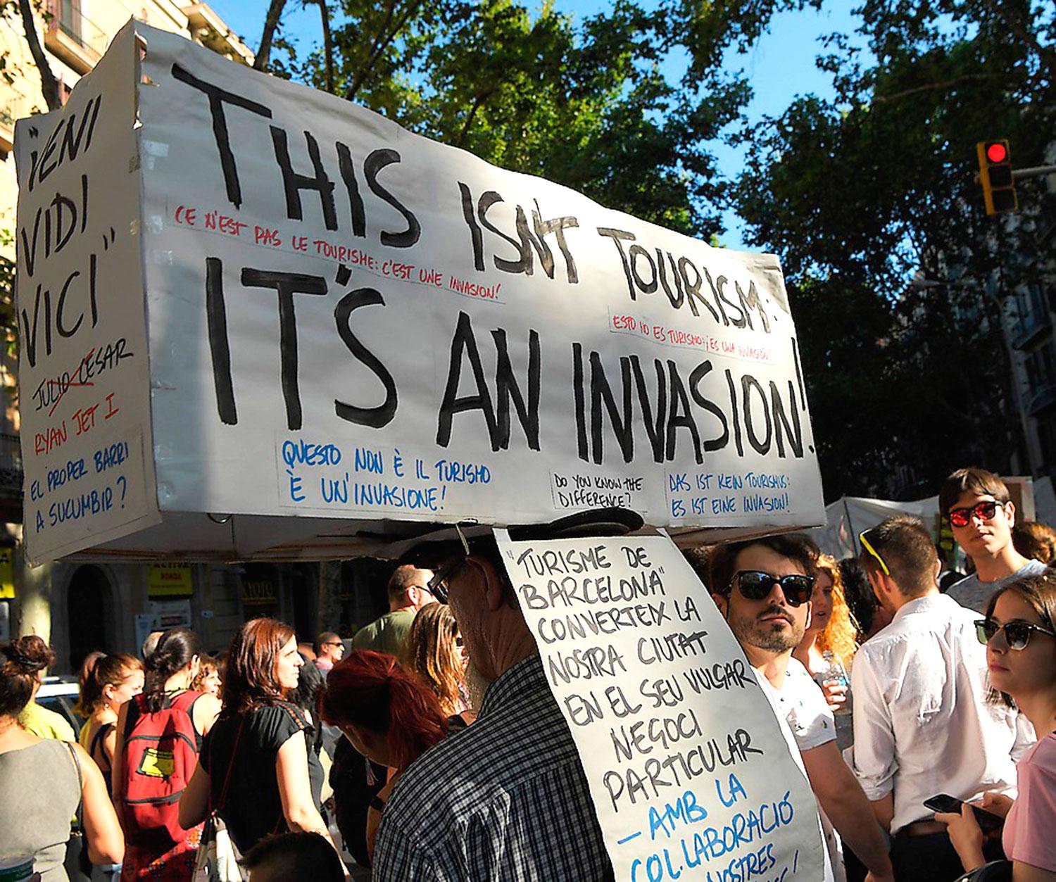 Invånarna i Barcelona under en protest. ”Det här är inte turism, det är en invasion”, står det på plakaten.