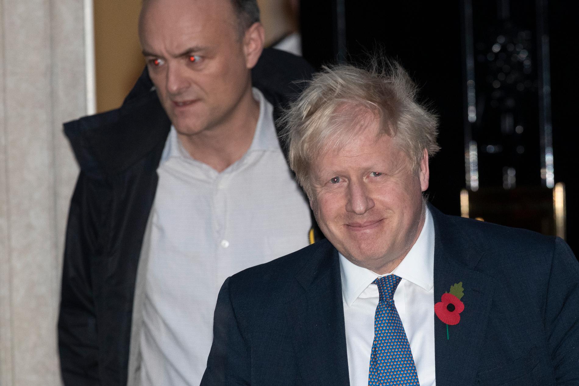 Storbritanniens premiärminister Boris Johnson och rådgivaren Dominic Cummings på väg ut från 10 Downing Street i London. Bilden är från i oktober i fjol.