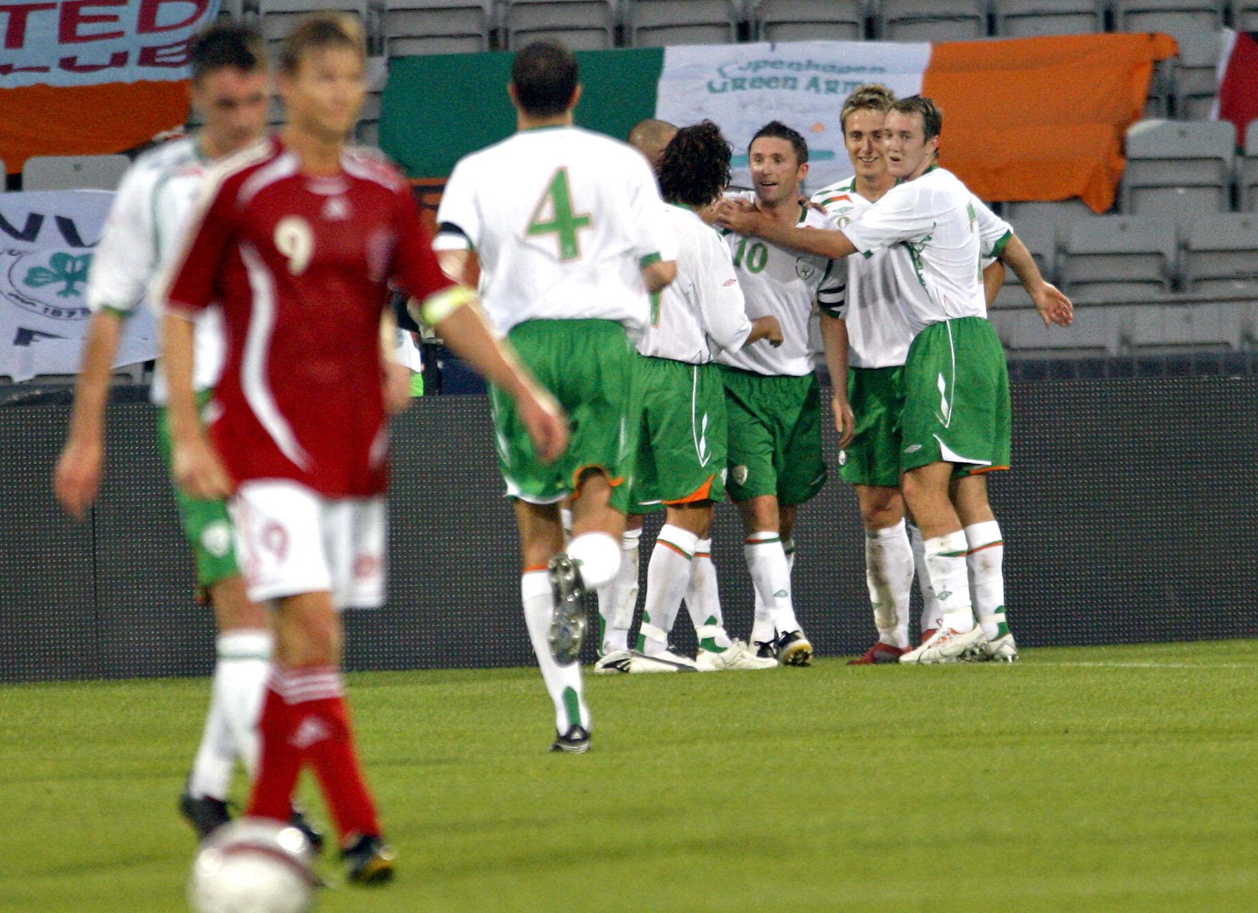 Irland firar ett av sina fyra mål mot Danmark i Århus. Irland vann matchen med 4-0.