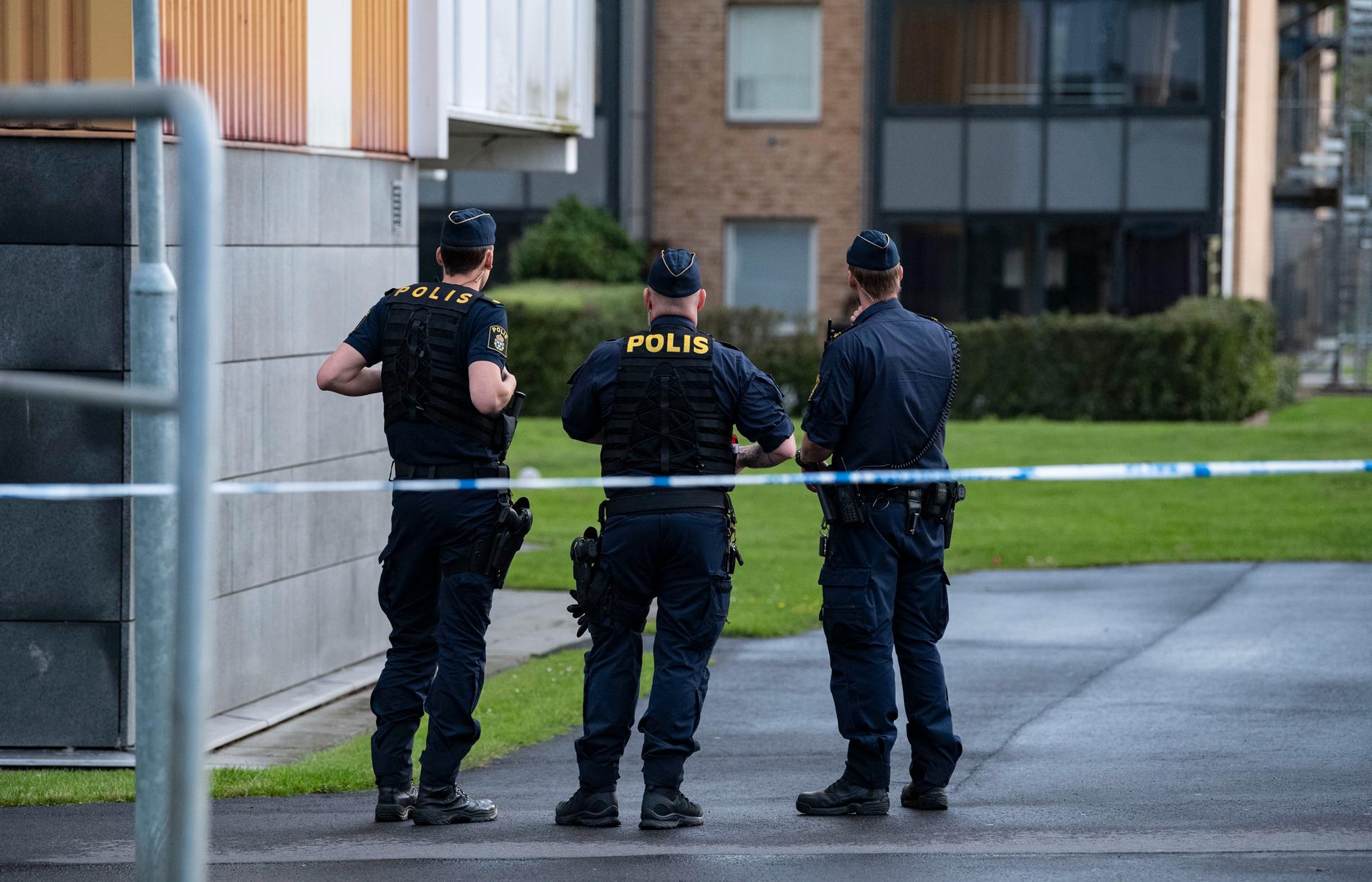Poliser på plats efter skottlossning i Kristianstad/arkivbild. 