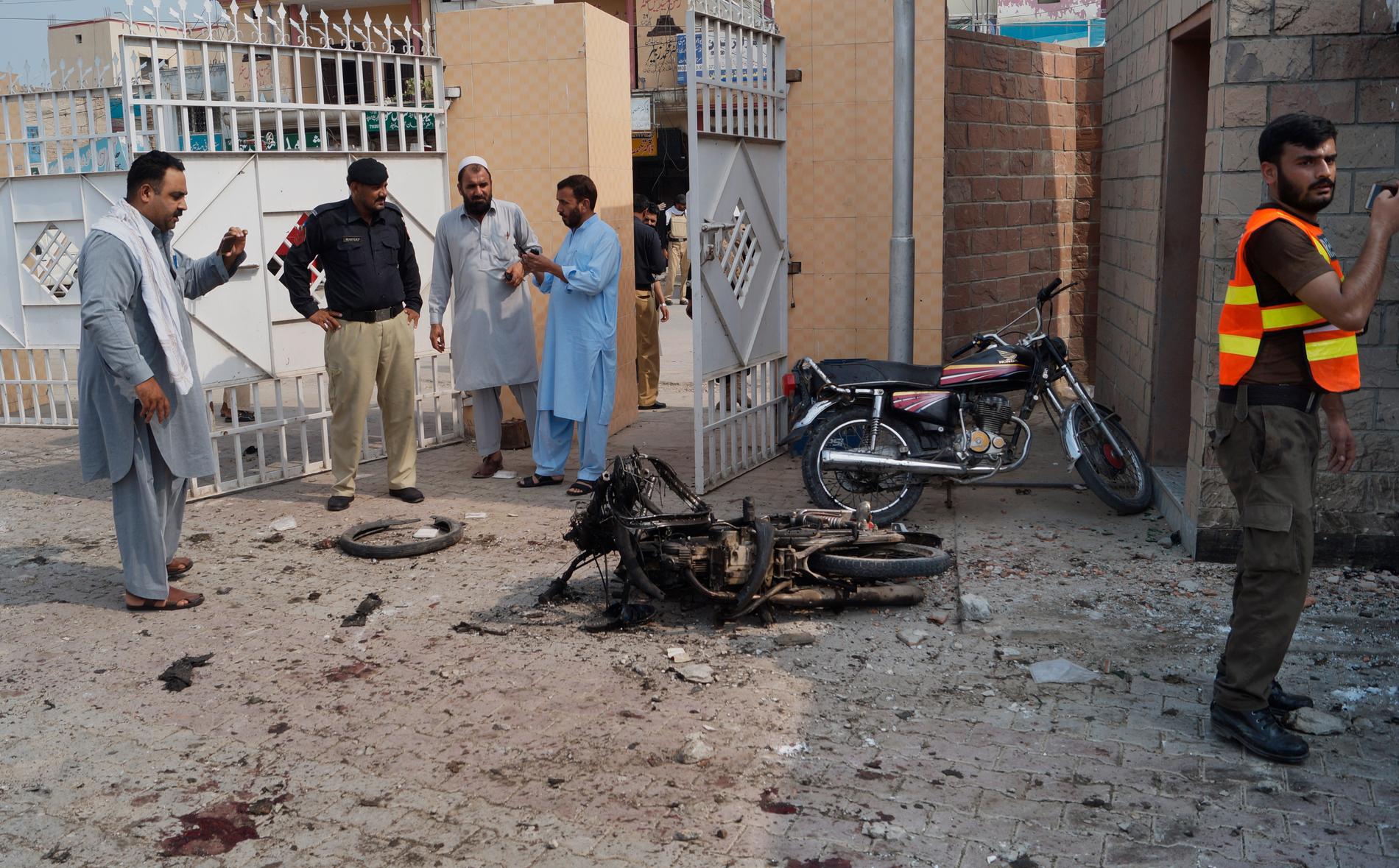 Attentatsplatsen i utkanten av Dera Ismail Khan, Pakistan.
