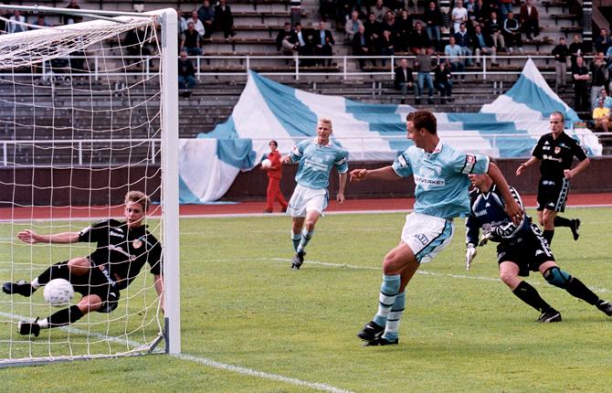 Zlatan debuterade i allsvenskan 1999 - året då Malmö FF åkte ur högsta divisionen. Året därpå gjorde Zlatan tolv mål då MFF åter tog steget upp i allsvenskan. På bilden gör han mål mot Café Opera.