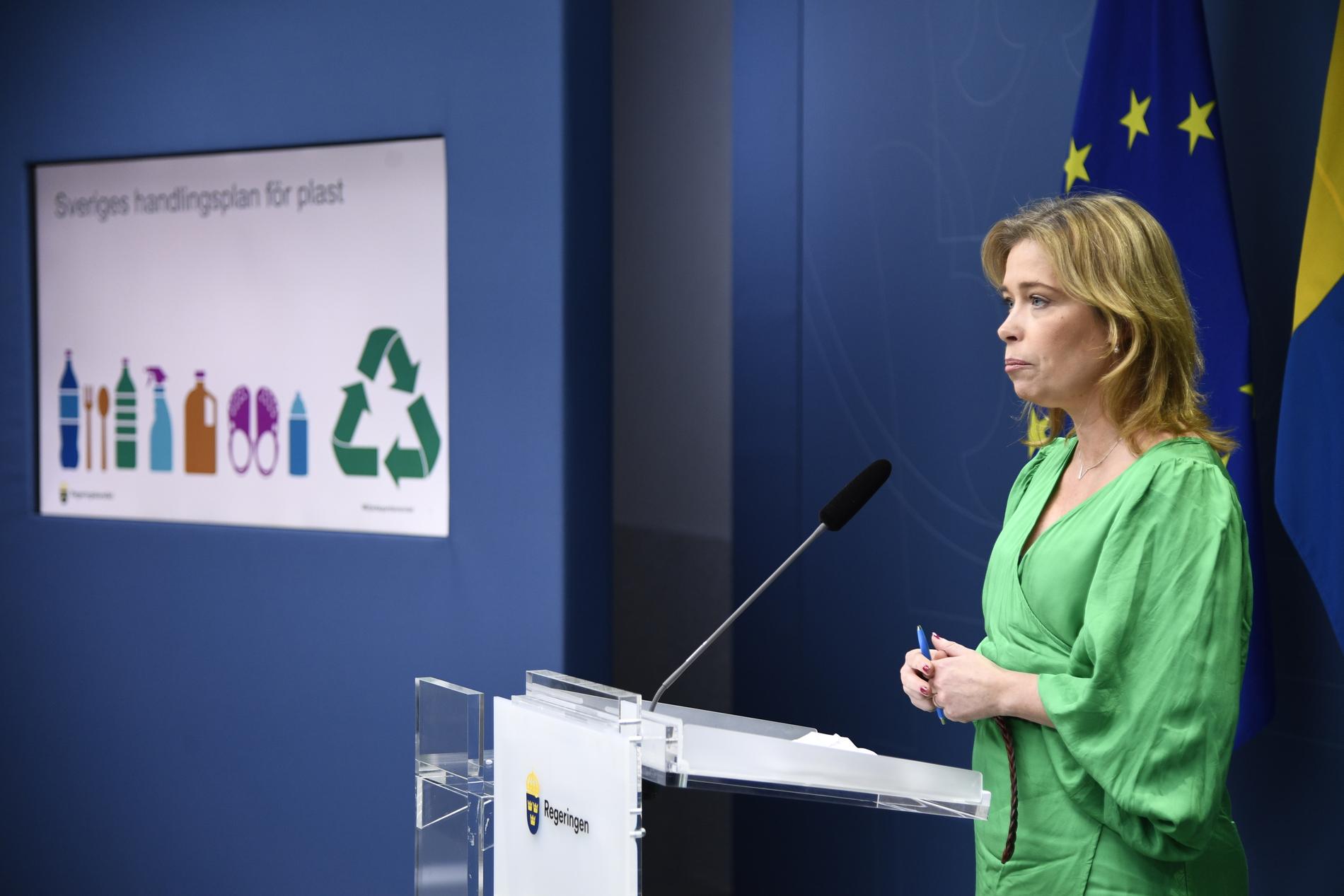 Klimat- och miljö­minister Annika Strandhäll (S) presenterar Sveriges handlingsplan för plast vid en pressträff i Rosenbad.