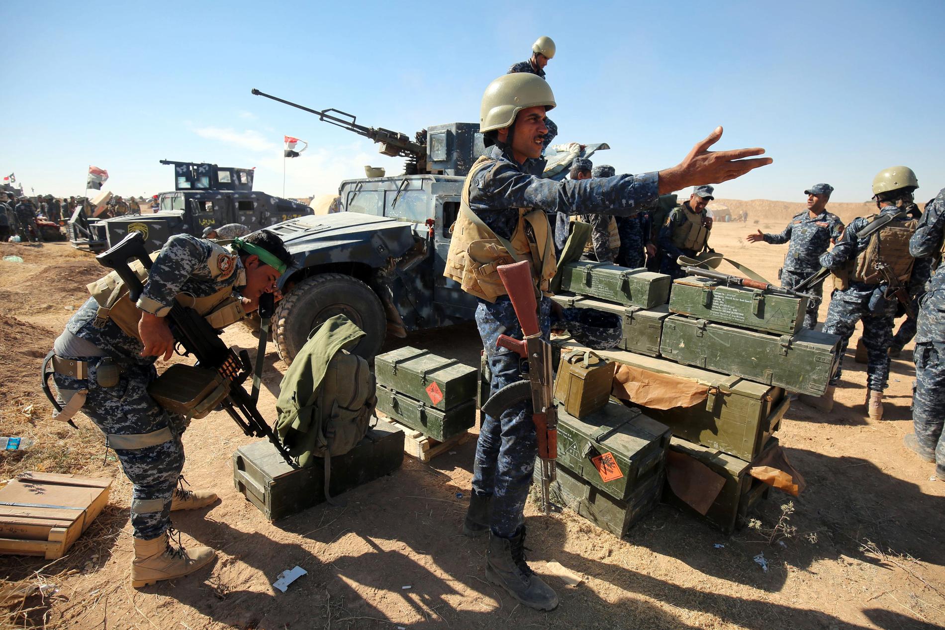 Irakiska soldater utanför Mosul.