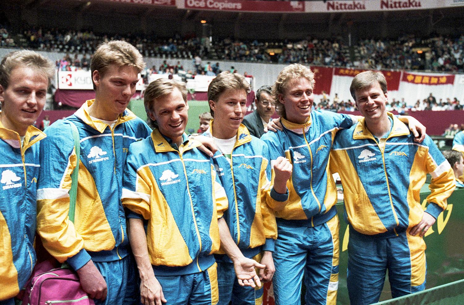Svenska guldlaget 1989: Erik Lindh, Peter Karlsson, Mikael Appelgren, Jan-Ove Waldner, Jörgen Persson och Glenn Östh, förbundkapten.