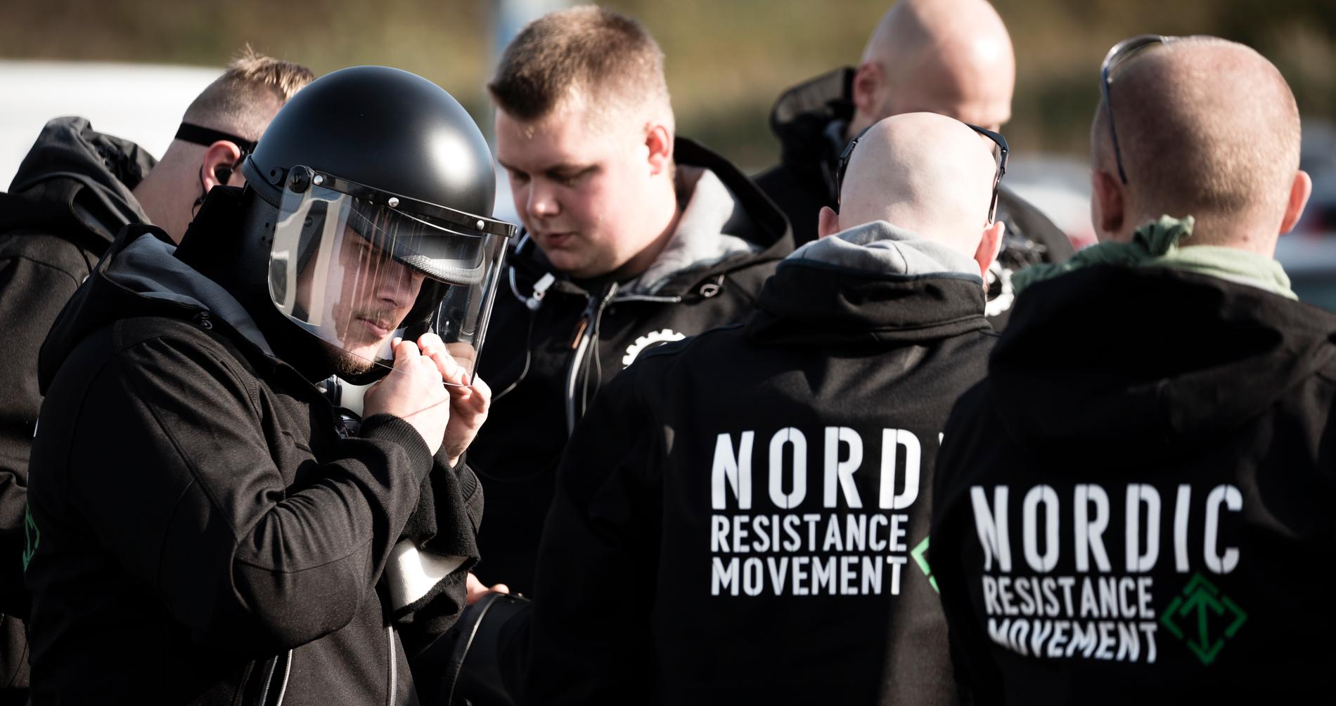 Nordiska motståndsrörelsens anhängare förbereder sig inför den våldsamma demonstrationen i Göteborg.