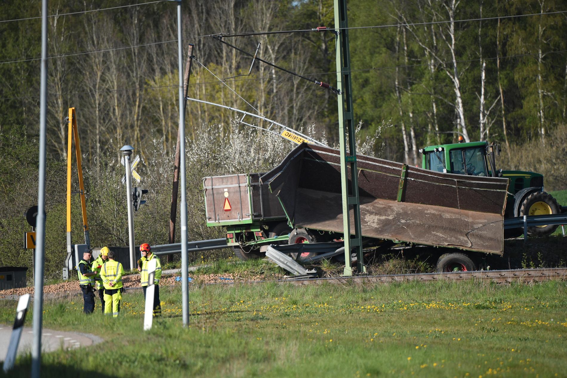 Ett Öresundståg krockade med ett traktorsläp i Sölvesborg.