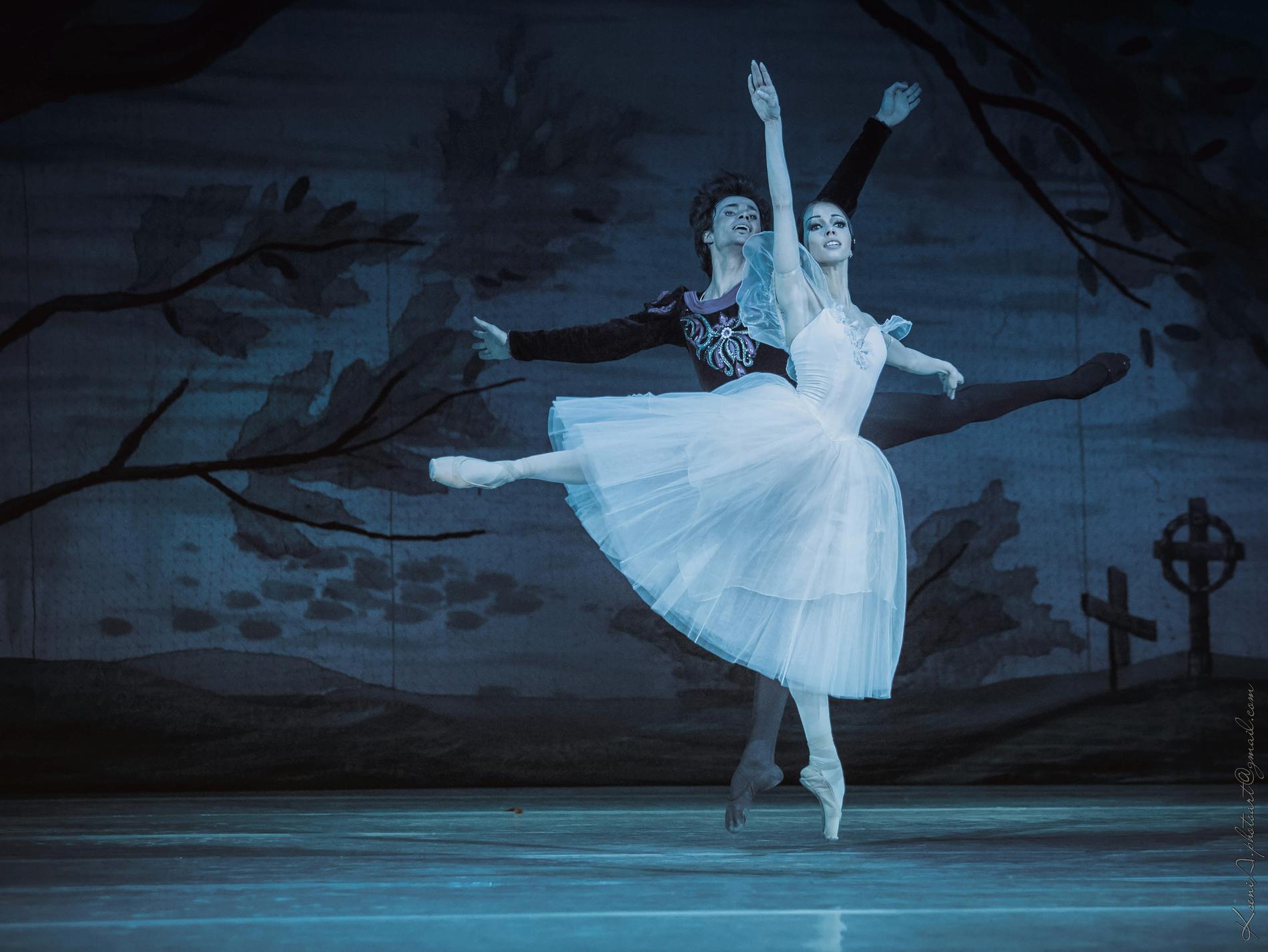 Kateryna Kukhar och Olexander Stoianov i Kiyv-balettens turnerande föreställning ”Giselle”.