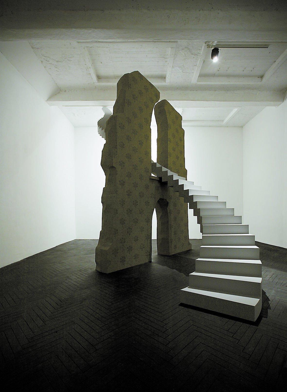 En tapetserad kyrkoruin genombruten av en svindlande spiraltrappa är ett av verken på Lars Nilssons utställning på Galleri Milliken i Stockholm.