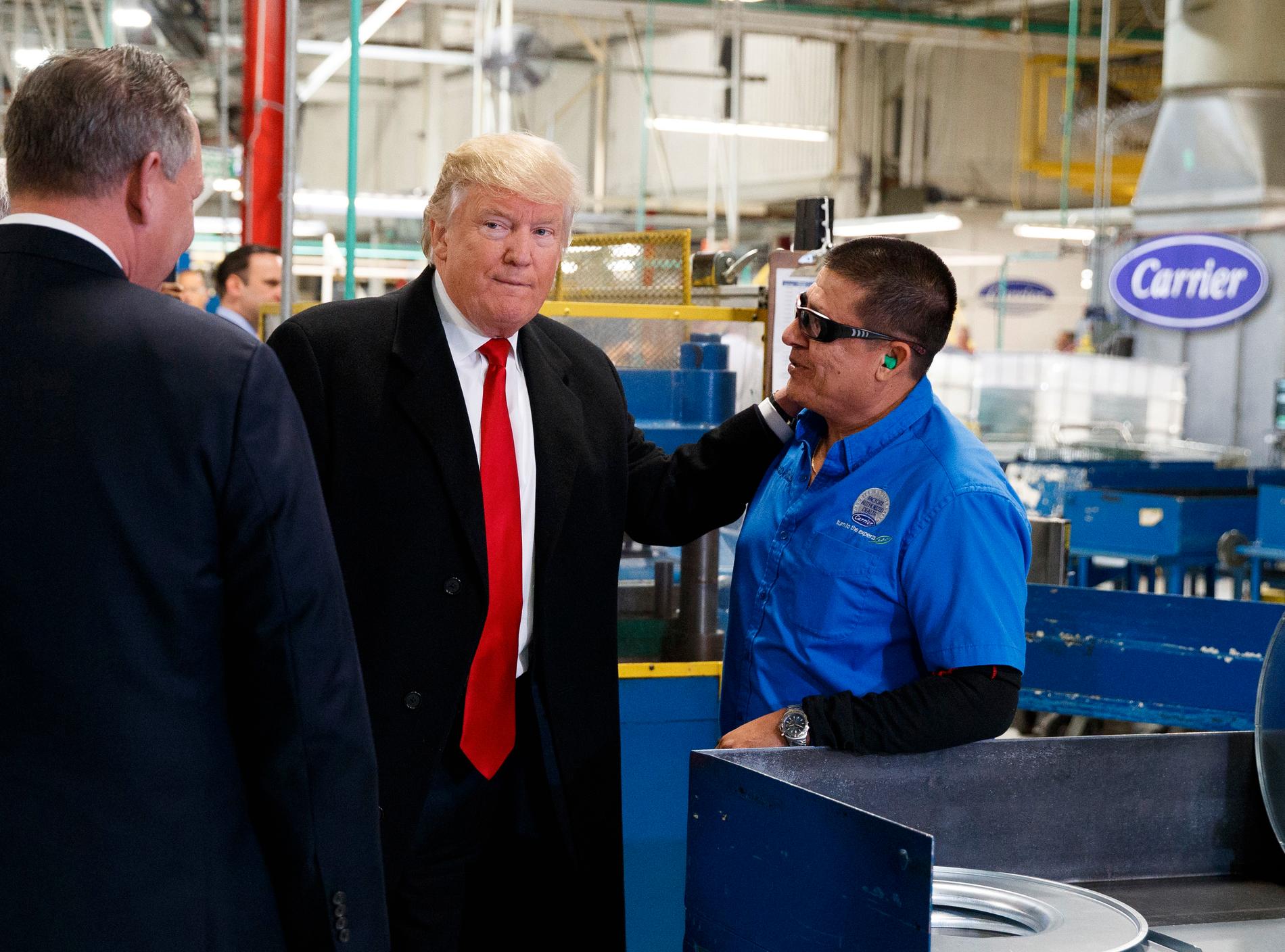 Donald Trump träffar fabriksarbetare.
