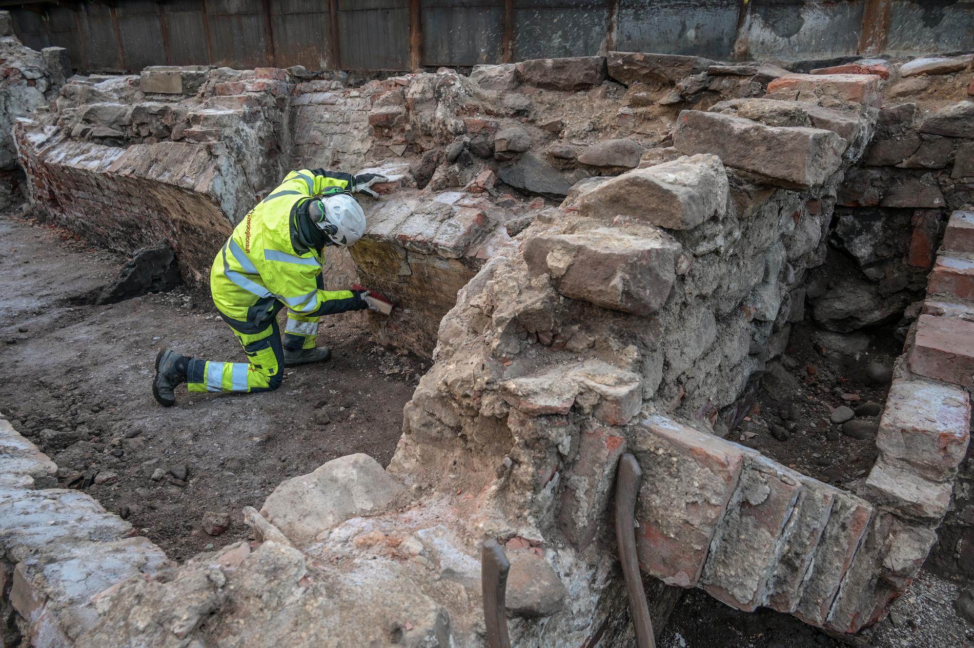 Bygget av nya Slussen sker på kulturhistorisk mark där arkeologer hittat lämningar från vikingatiden.