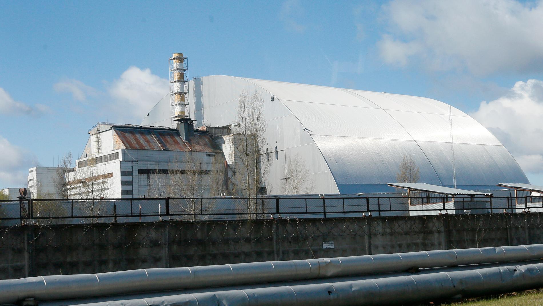 Den relativt nya konstruktionen som täcker den havererade kärnkraftsreaktorn i Tjernobyl. Bilden från april förra året.