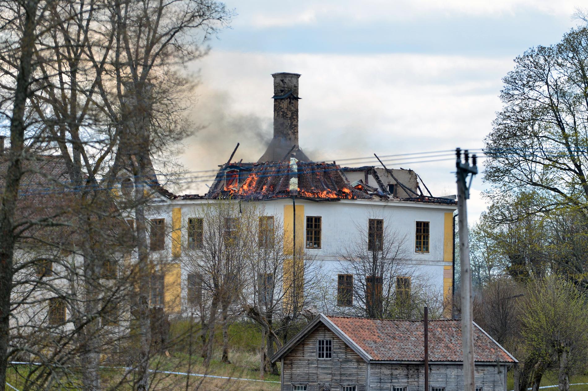 En brand utbröt vid lunchtid på Regnaholms slott utanför Finspång.