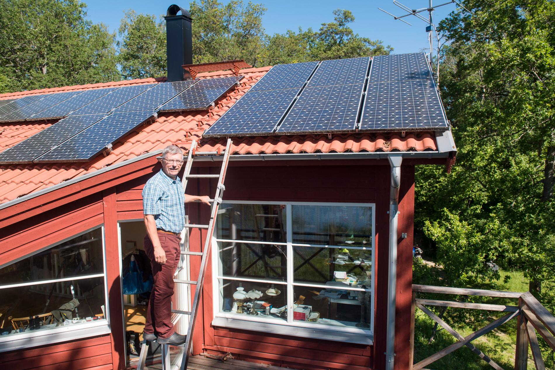 Bengt Stridh vid sitt hus i Västerås med solceller på taket. Bengt är en av pionjärerna inom egenproducerad el via solceller.