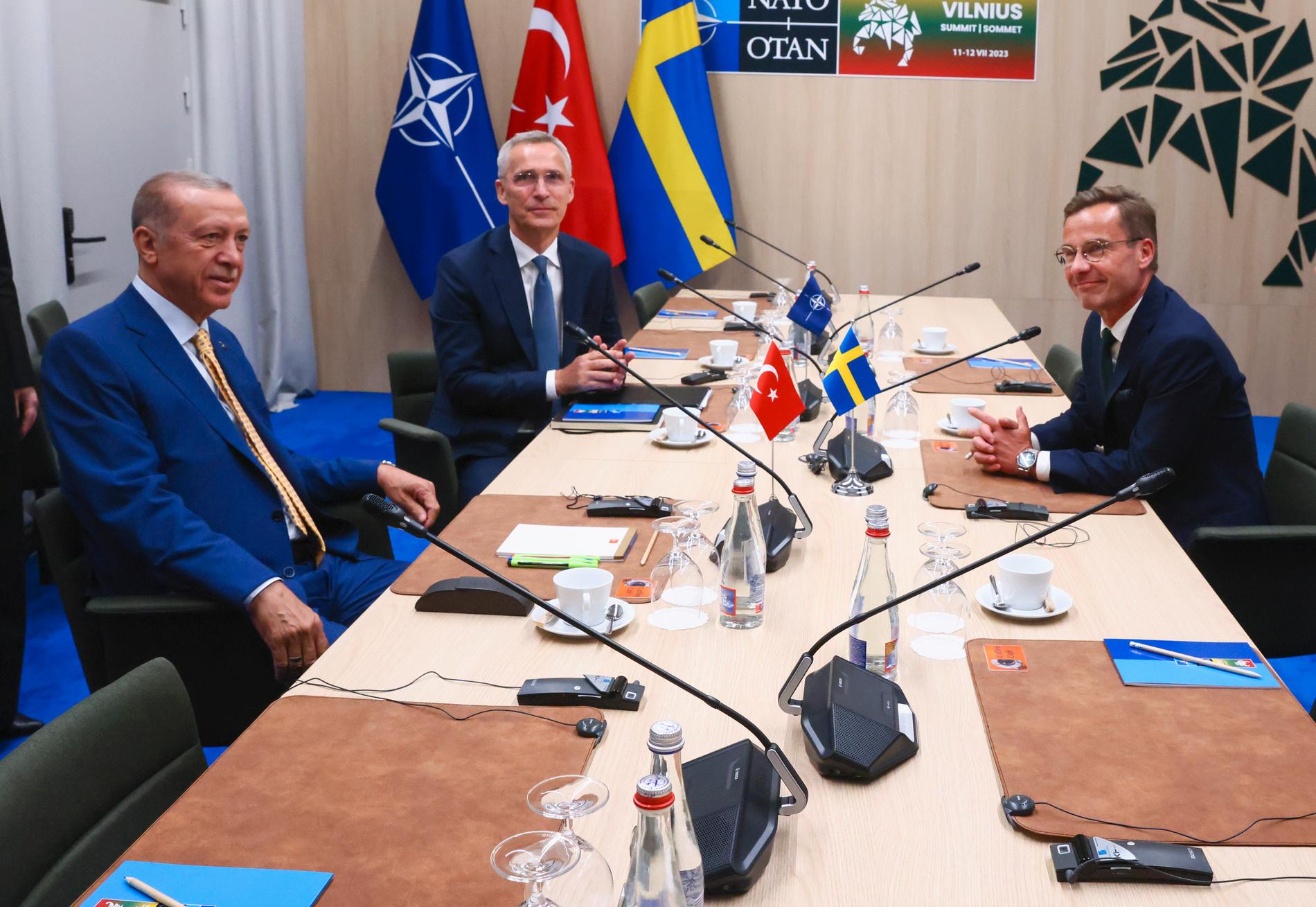 Natos generalsekreterare Jens Stoltenberg, mitten, Turkiets president Recep Tayyip Erdogan, vänster, och Sveriges statsminister Ulf Kristersson, höger, under ett möte inför ett Nato-toppmöte i juli 2023.