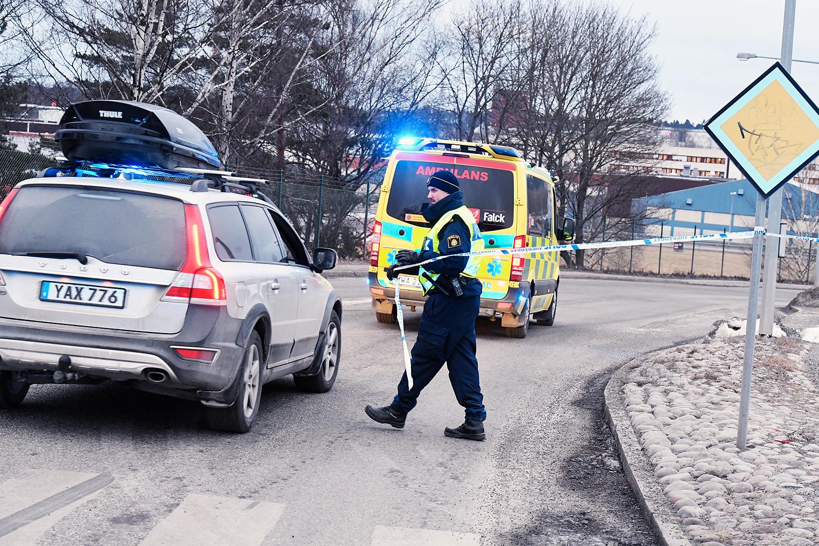 Polis och ambulans vid avspärrningarna i Södertälje.