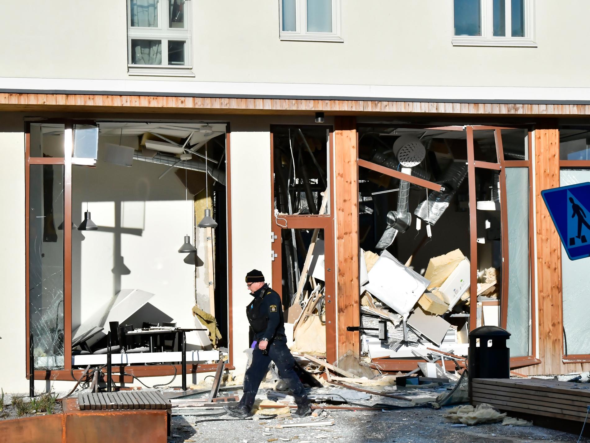 En restauranglokal i Stockholmsförorten Bredäng har förstörts i en explosion.