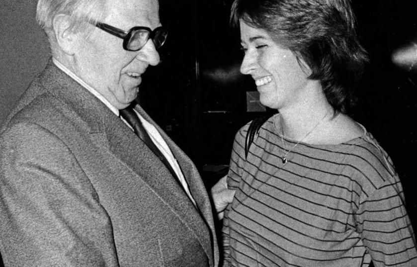 1982 Socialdemokraternas före detta finansminister Gunnar Sträng hälsar på partikollegan Mona Sahlin som kom in i riksdagen 1982. Sträng och Sahlin är äldst respektive yngst i riksdagen.