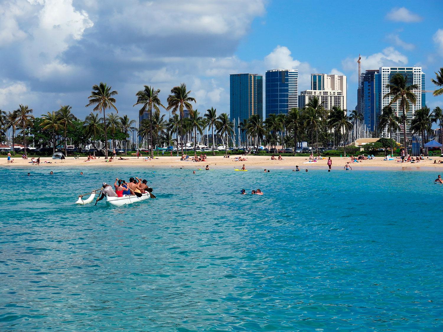 Världsberömda stranden Waikiki i Honolulu på Hawaii.