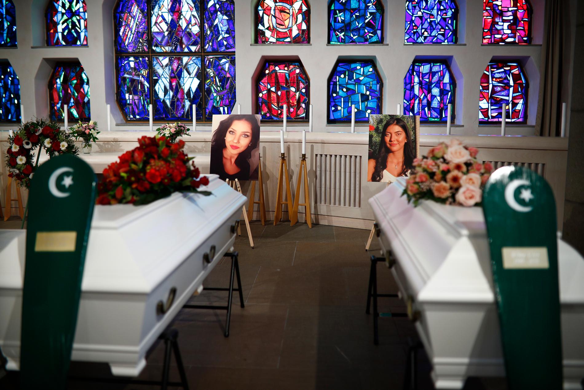 Begravningen för 21-åriga Irma Usto och 20-åriga Elma Usto i Sankt Sigfrids kapell i Göteborg.