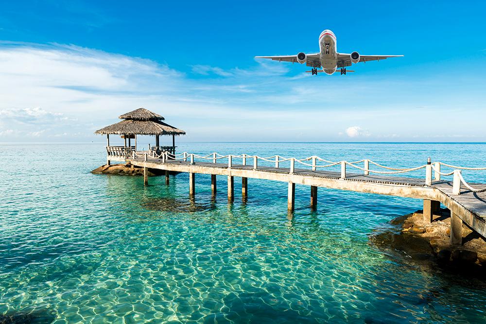En flygresa till Bangkok eller London borde vara betydligt dyrare än idag, enligt Naturskyddsföreningen.