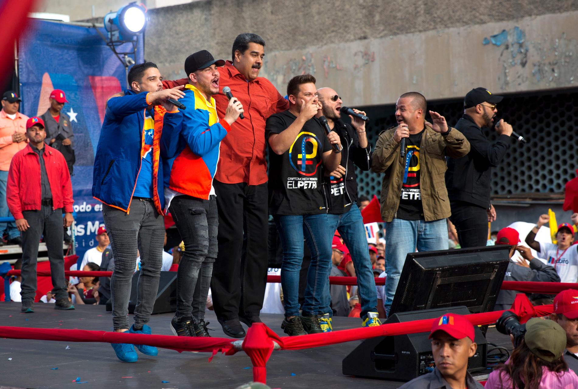 Venezuelas president Nicolás Maduro värmer upp inför söndagens val den 20 maj genom att hoppa omkring på scenen tillsammans med artister under den pågående presidentvalskampanjen.