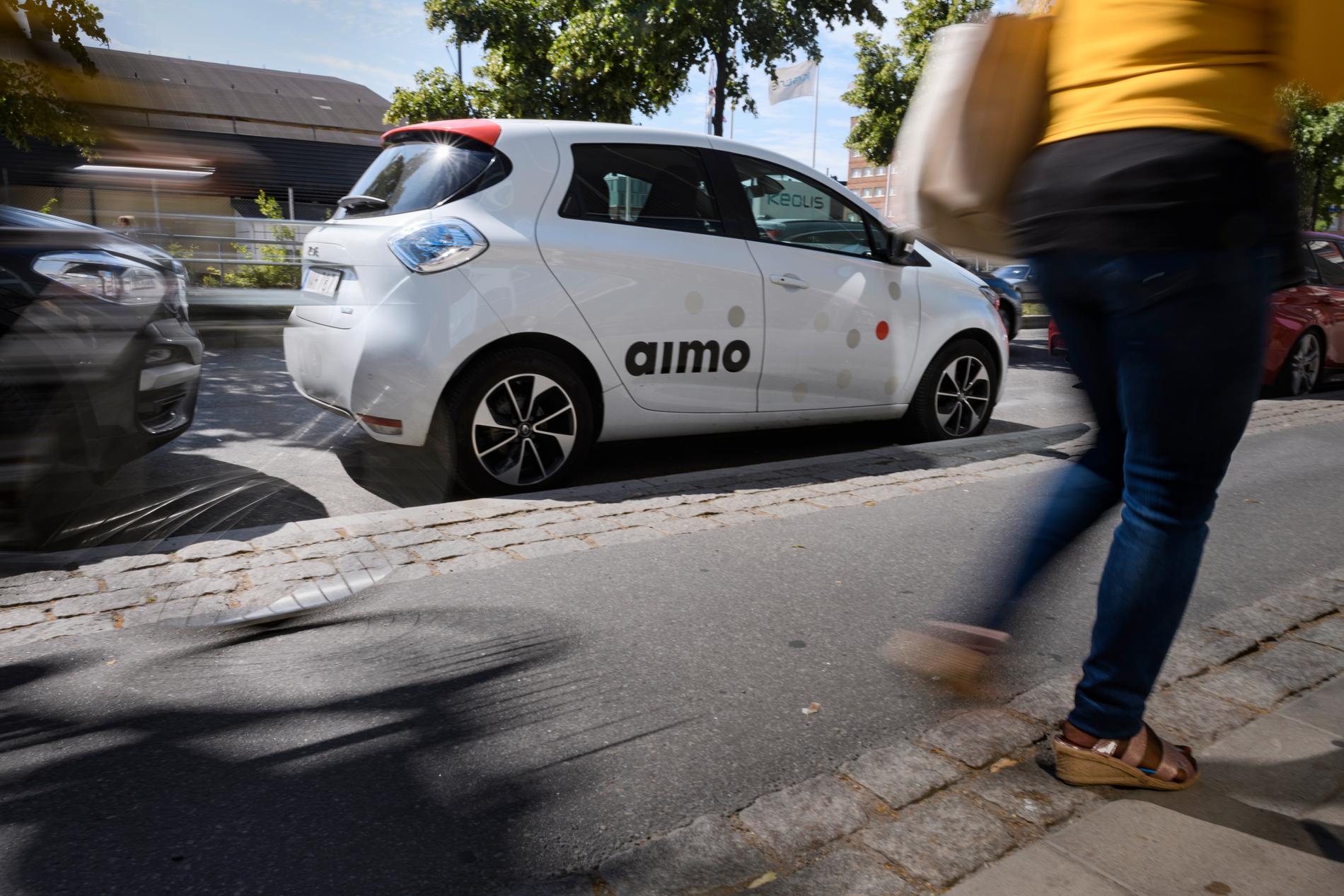 I Stockholm erbjuder bilpoolen Aino eibilar via app. Var en ledig bil finns syns i appen och parkering ingår på de flesta gator. Vilket system Malmö väljer ska utredas av kommunen.