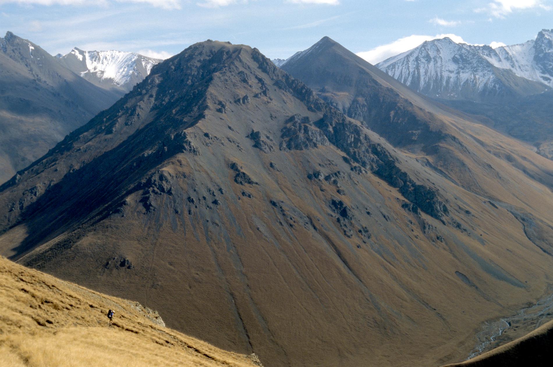 Elbrus ligger i bergskedjan Kaukasus vid den ryska gränsen till Georgien. Arkivbild på bergskedjan.